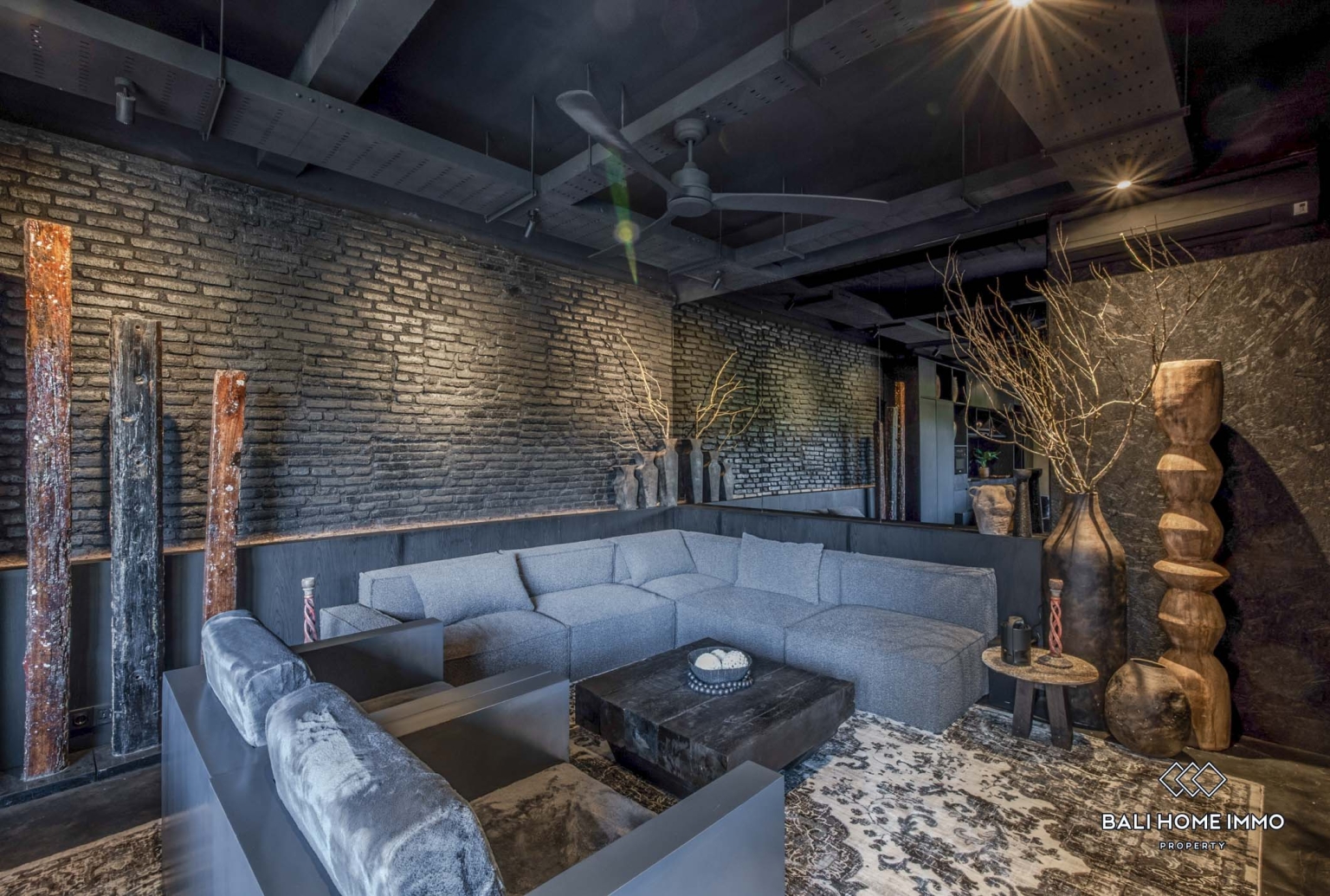 Villa 4 Kamar Bergaya Industrial Modern dengan Sauna Dijual di Bali Berawa view 2