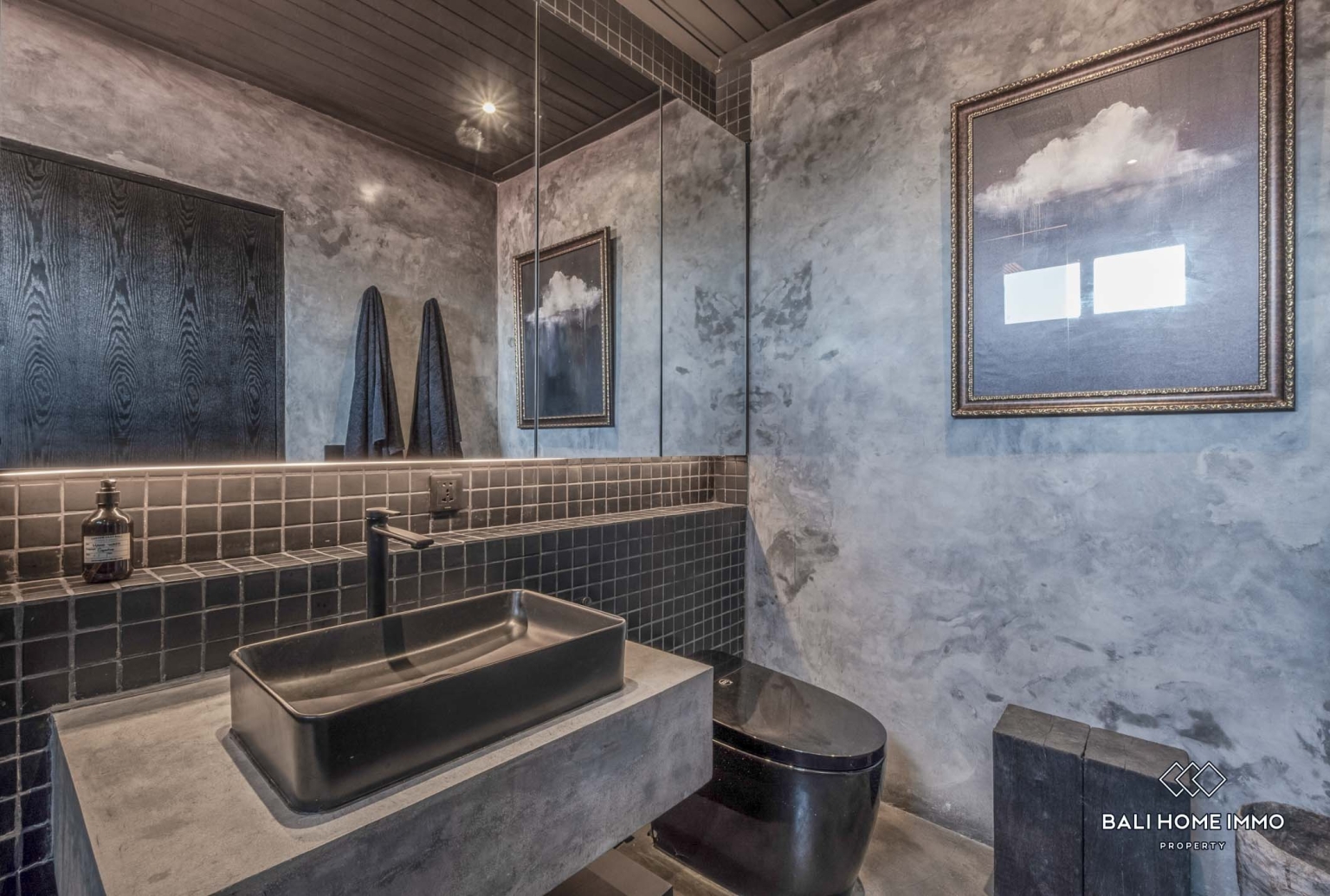 Villa 4 Kamar Bergaya Industrial Modern dengan Sauna Dijual di Bali Berawa view 17