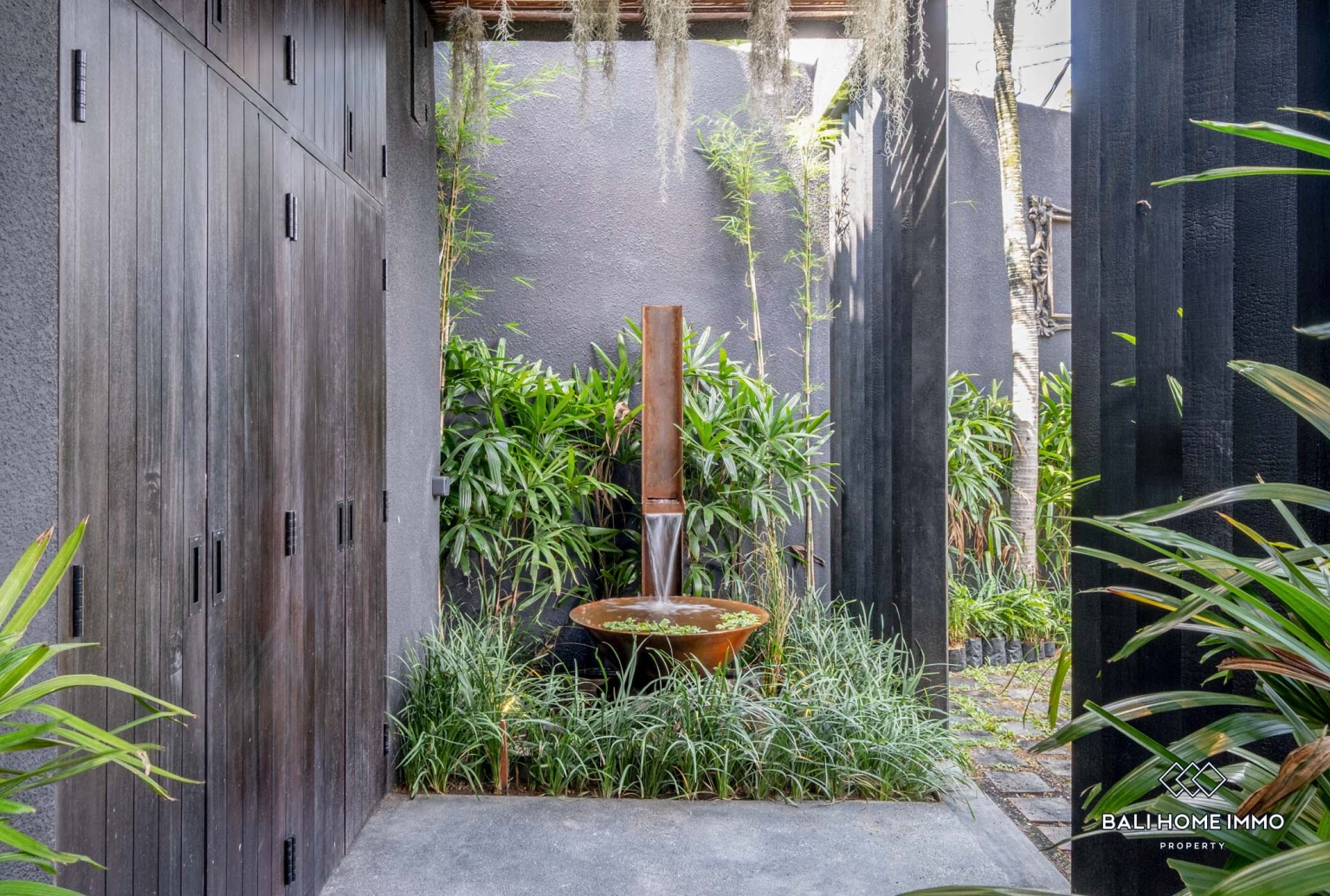 Villa 4 Kamar Bergaya Industrial Modern dengan Sauna Dijual di Bali Berawa view 22