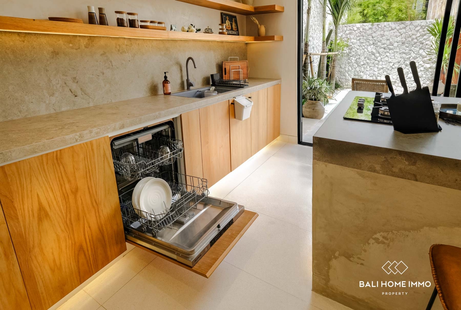 Villa tropicale moderne de 3 chambres à vendre à Prime Berawa Bali view 11