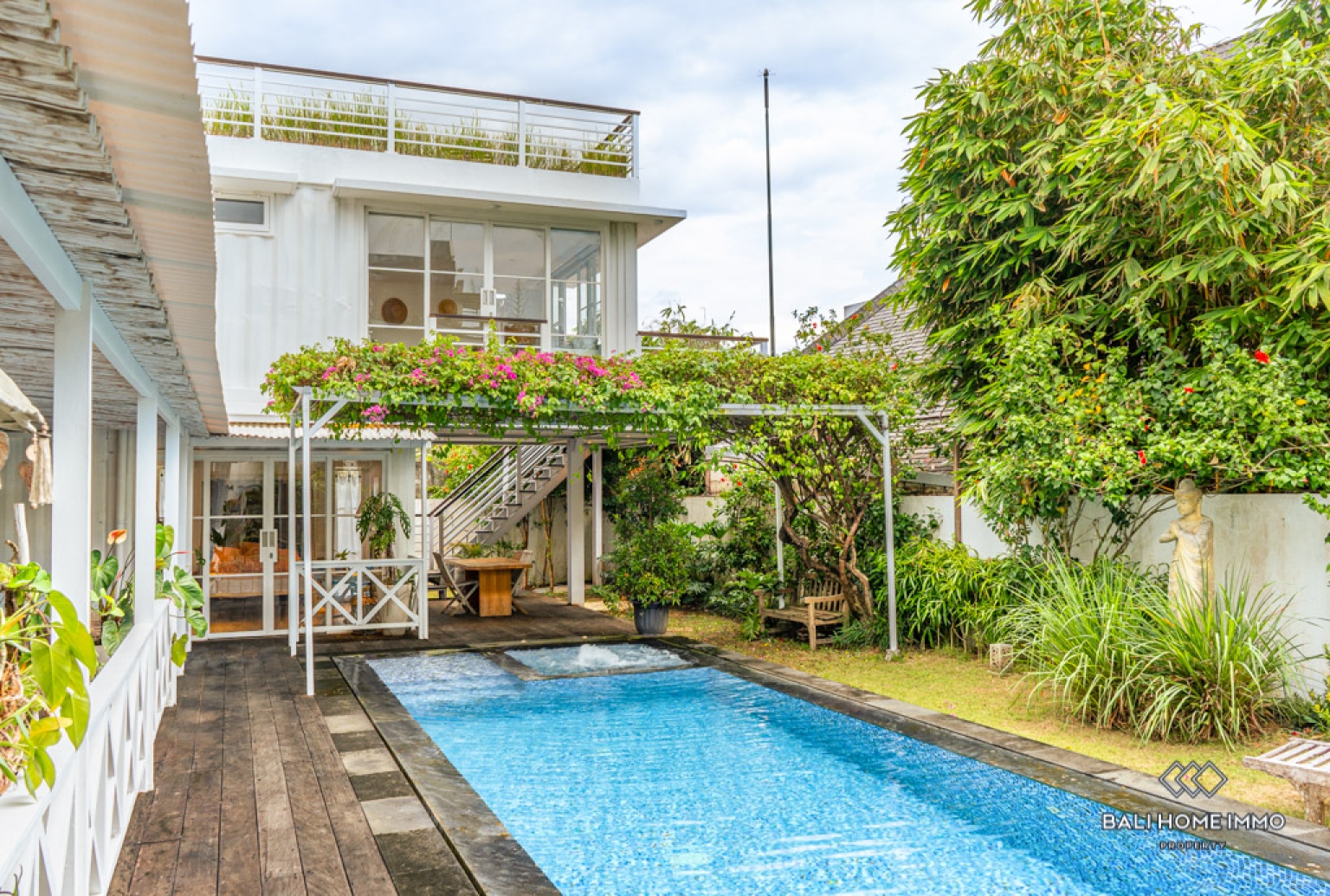 Near Beach 4 Bedroom Villa for Sale Leasehold in Bali Pererenan Beachside view 2