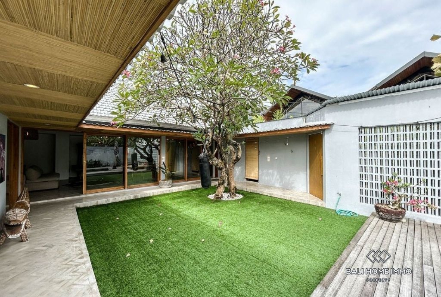 Villa familiale de 2 chambres + 1 bureau, récemment rénovée, à vendre à Bali Umalas view 2