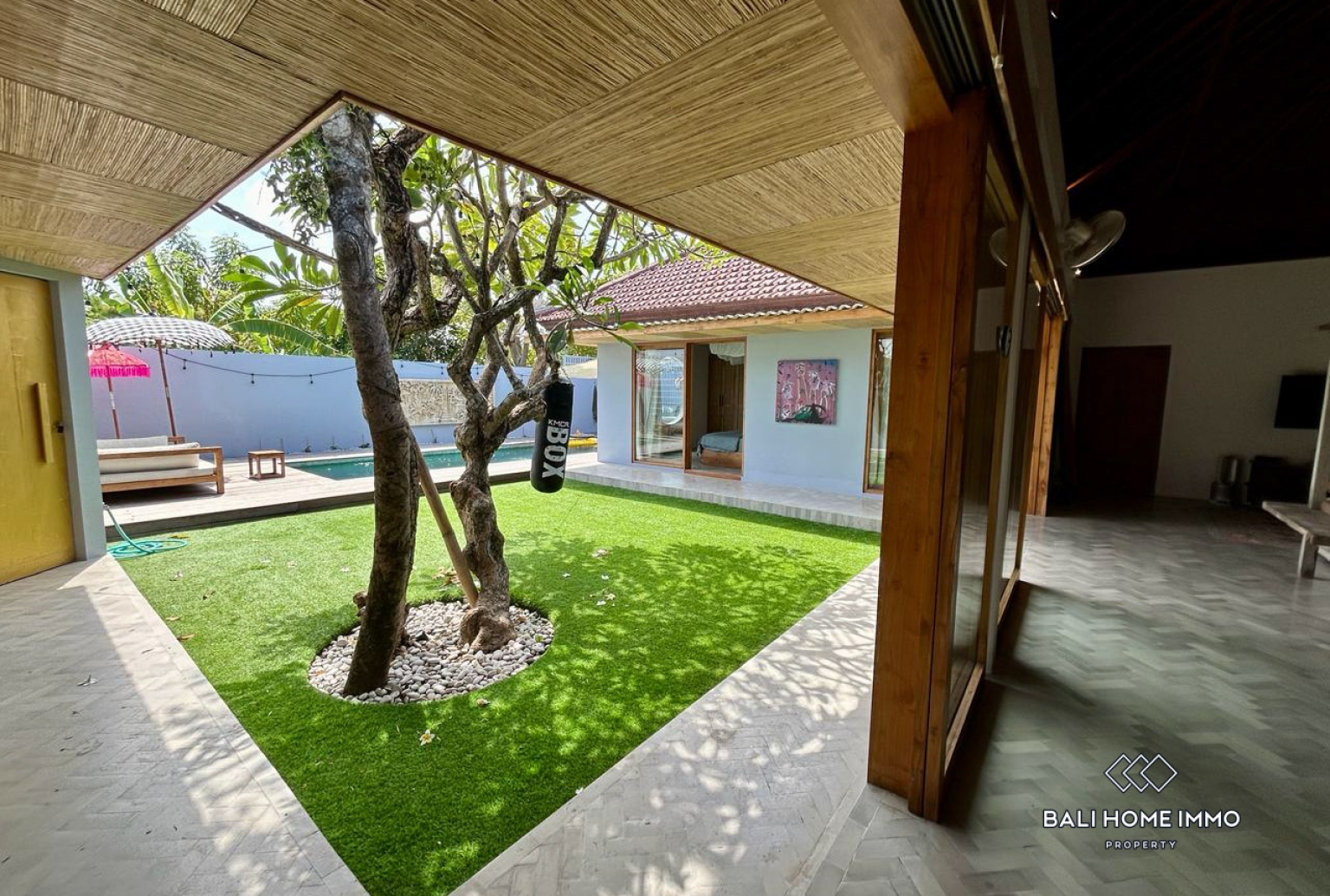 Villa familiale de 2 chambres + 1 bureau, récemment rénovée, à vendre à Bali Umalas view 3