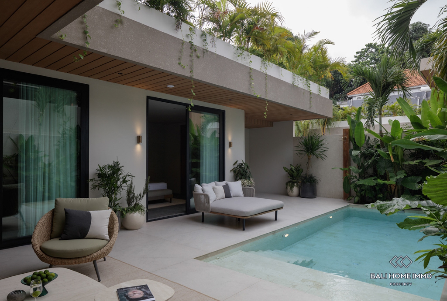 Apartemen penthouse 2 kamar off-plan dijual hak sewa di tepi pantai Pererenan, Bali. view 2