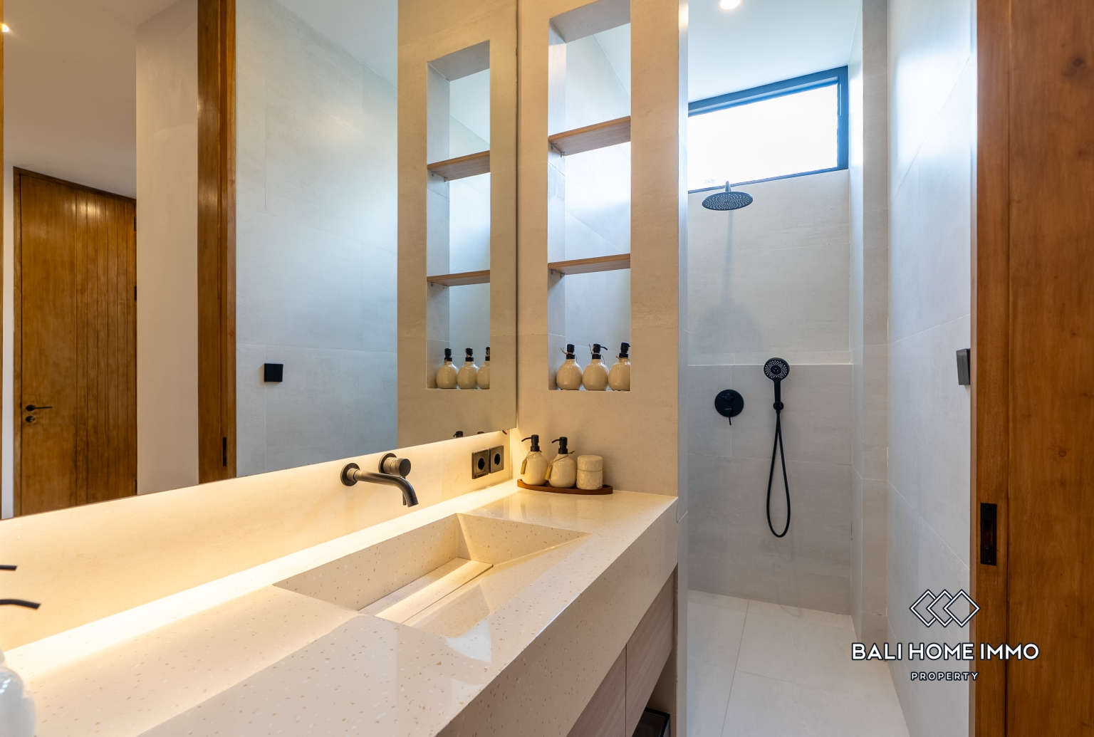 BEAUTIFUL 3 BEDROOM VILLA FOR SALE LEASEHOLD and Freehold IN UNGASAN view 20