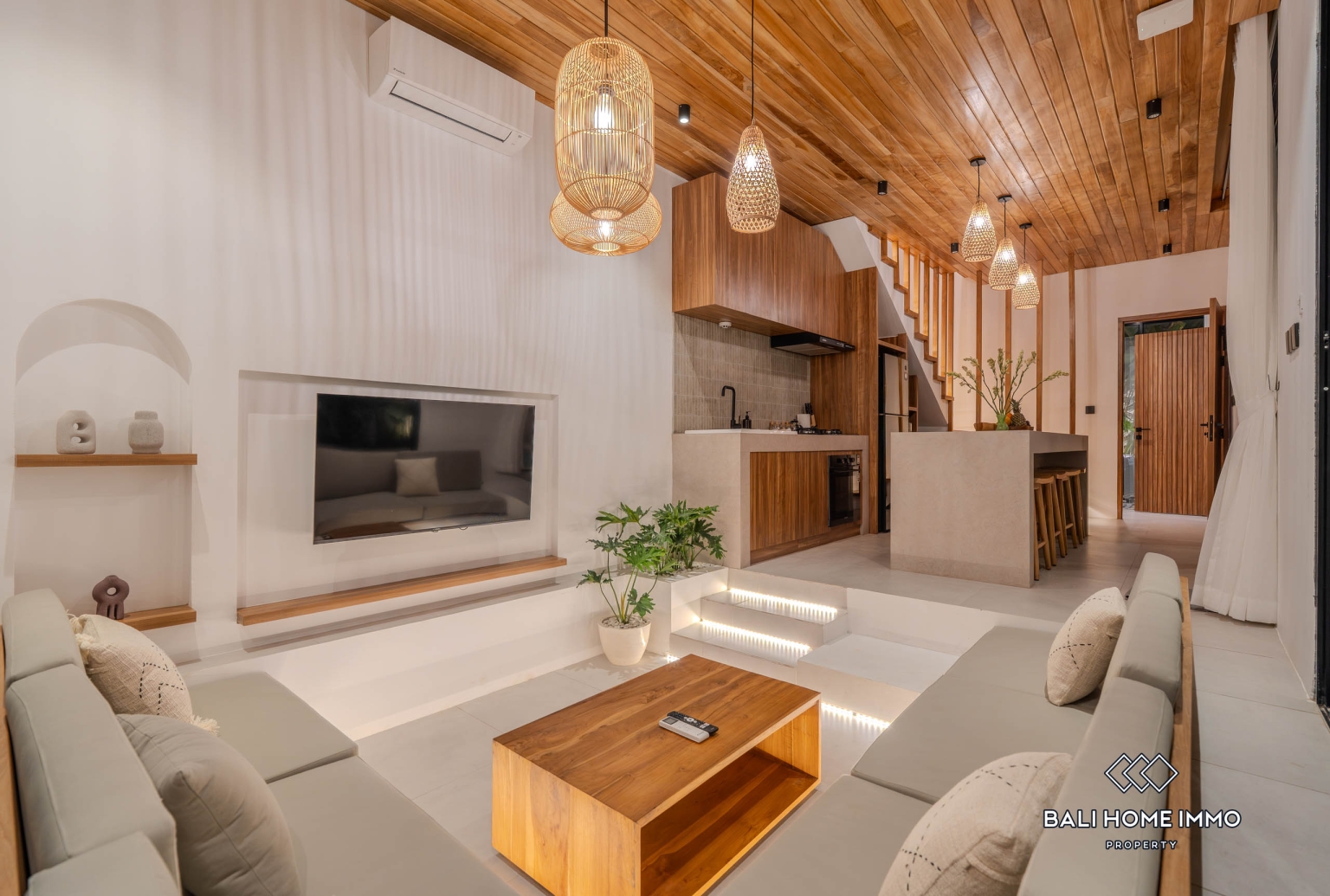 Villa moderne de 4 chambres sur plan à vendre à Umalas, Bali view 2