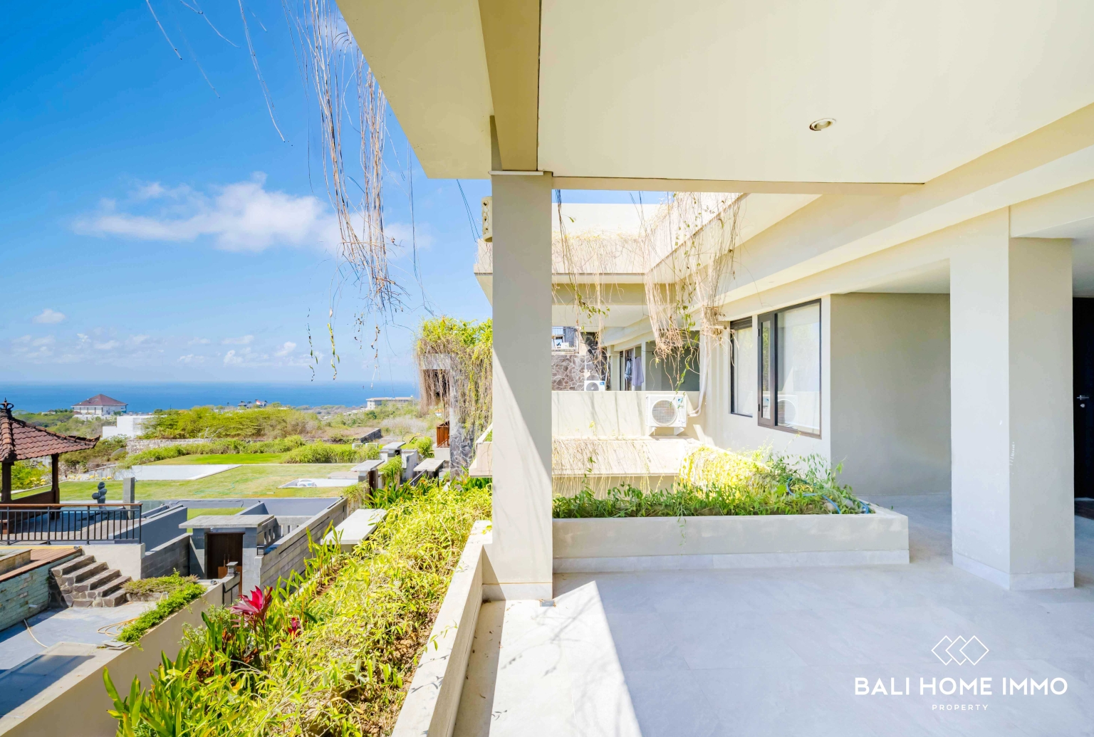 Villa de 4 chambres avec vue sur l'océan, à vendre à Ungasan view 2