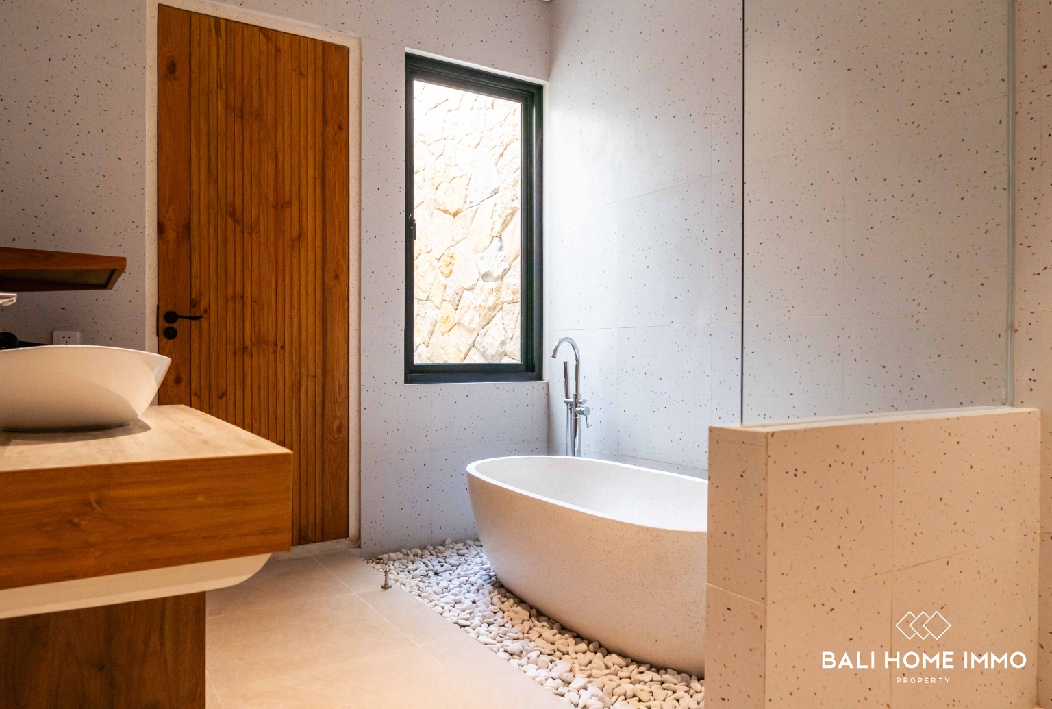 Villa baru dengan 4 kamar untuk dijual dan disewa di Seminyak. view 23