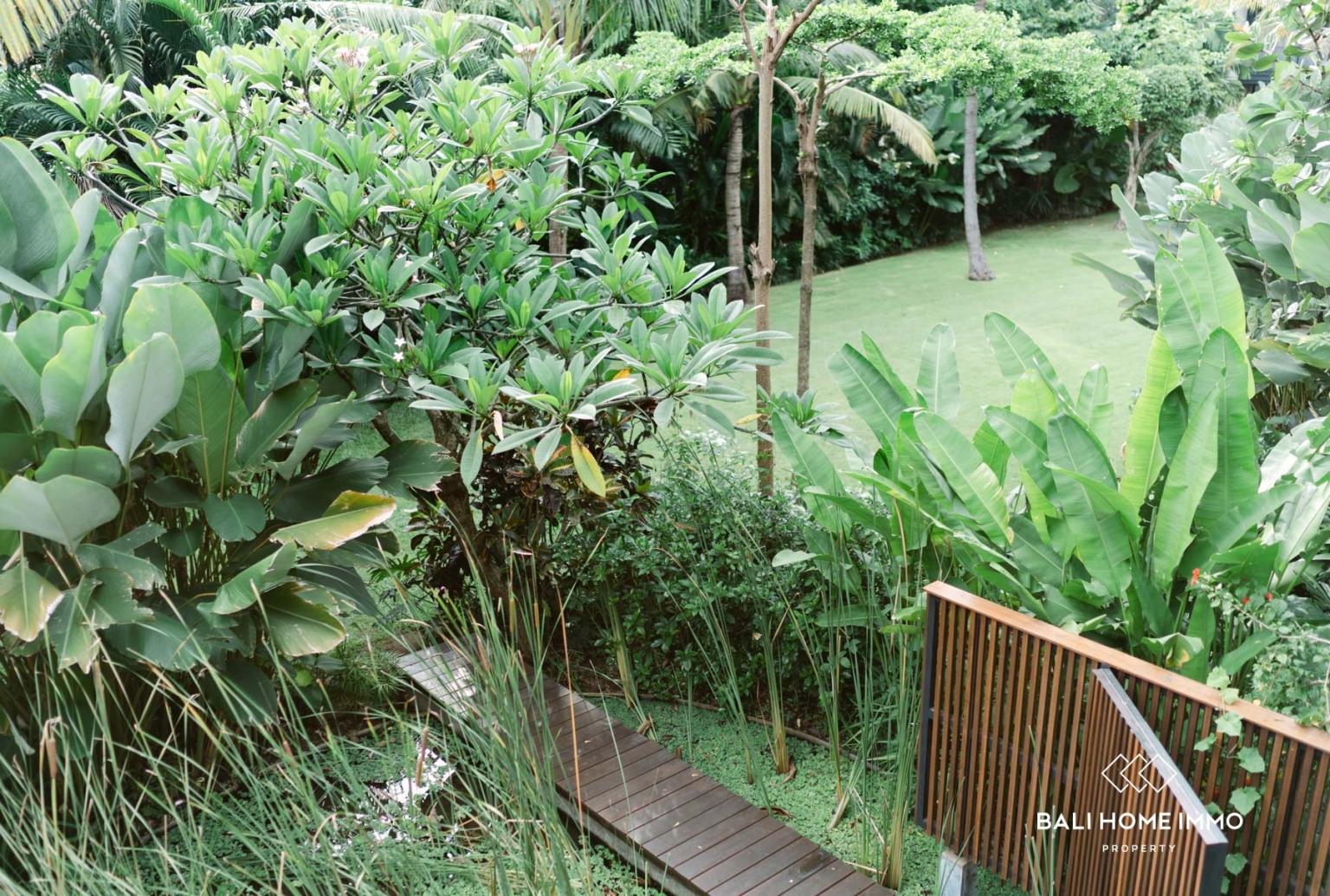 Villa Tenang dengan 4 Kamar Dijual dengan Hak Milik di Berawa, Bali view 21
