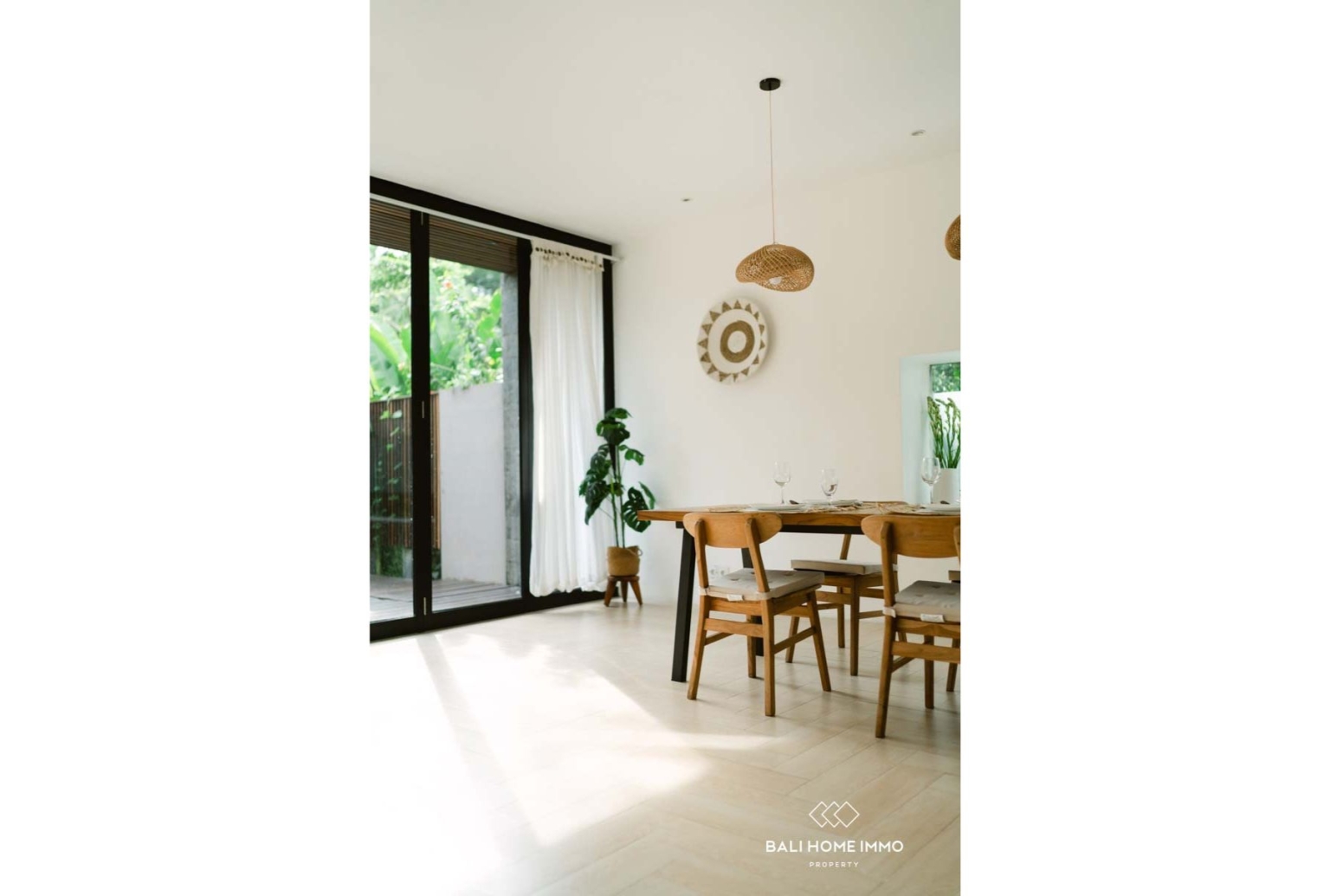 Villa Tenang dengan 4 Kamar Dijual dengan Hak Milik di Berawa, Bali view 4