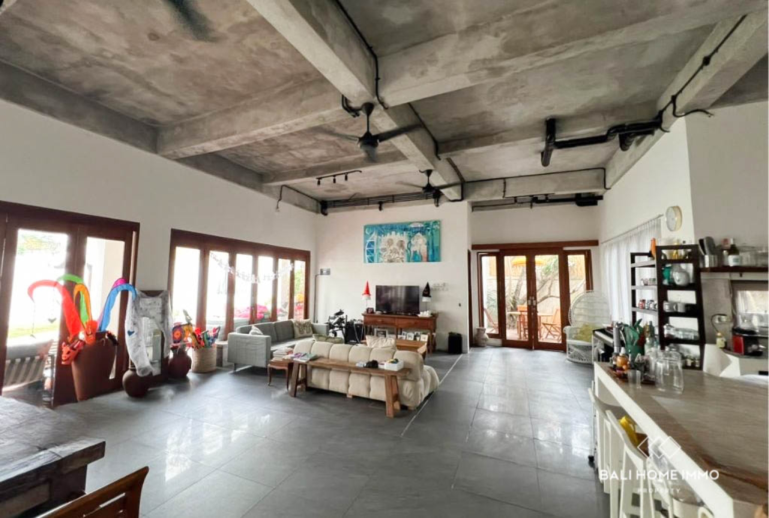 Spacious 5-Bedroom Family Villa with Office and Large Garden for Rent in Berawa view 2
