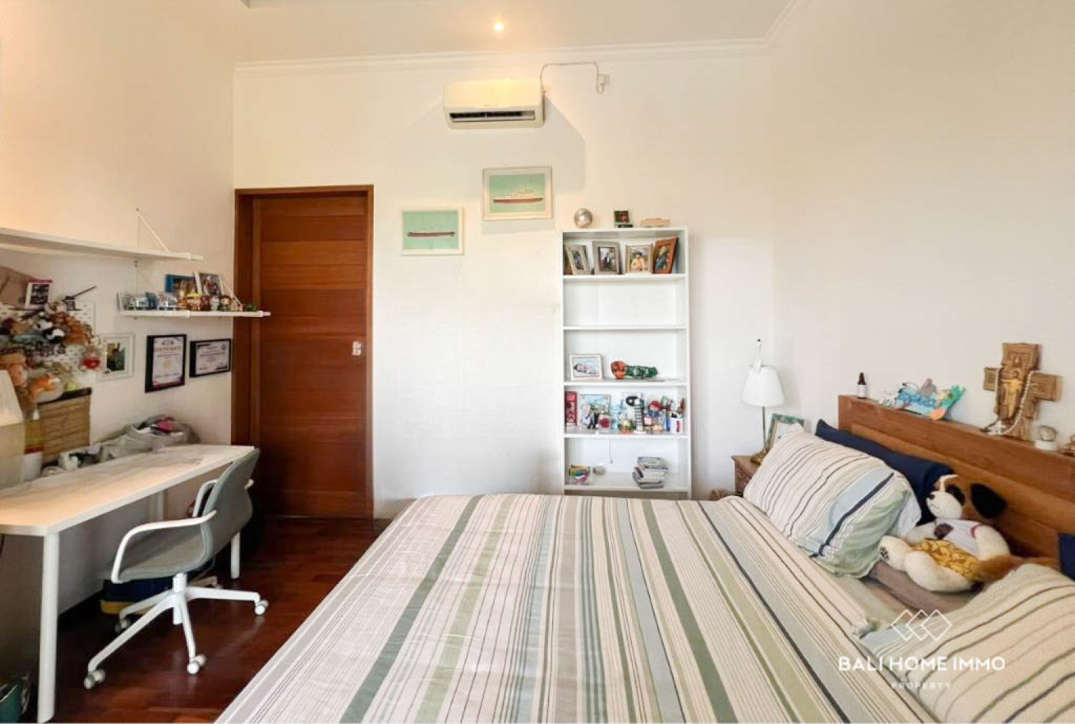 Spacious 5-Bedroom Family Villa with Office and Large Garden for Rent in Berawa view 7