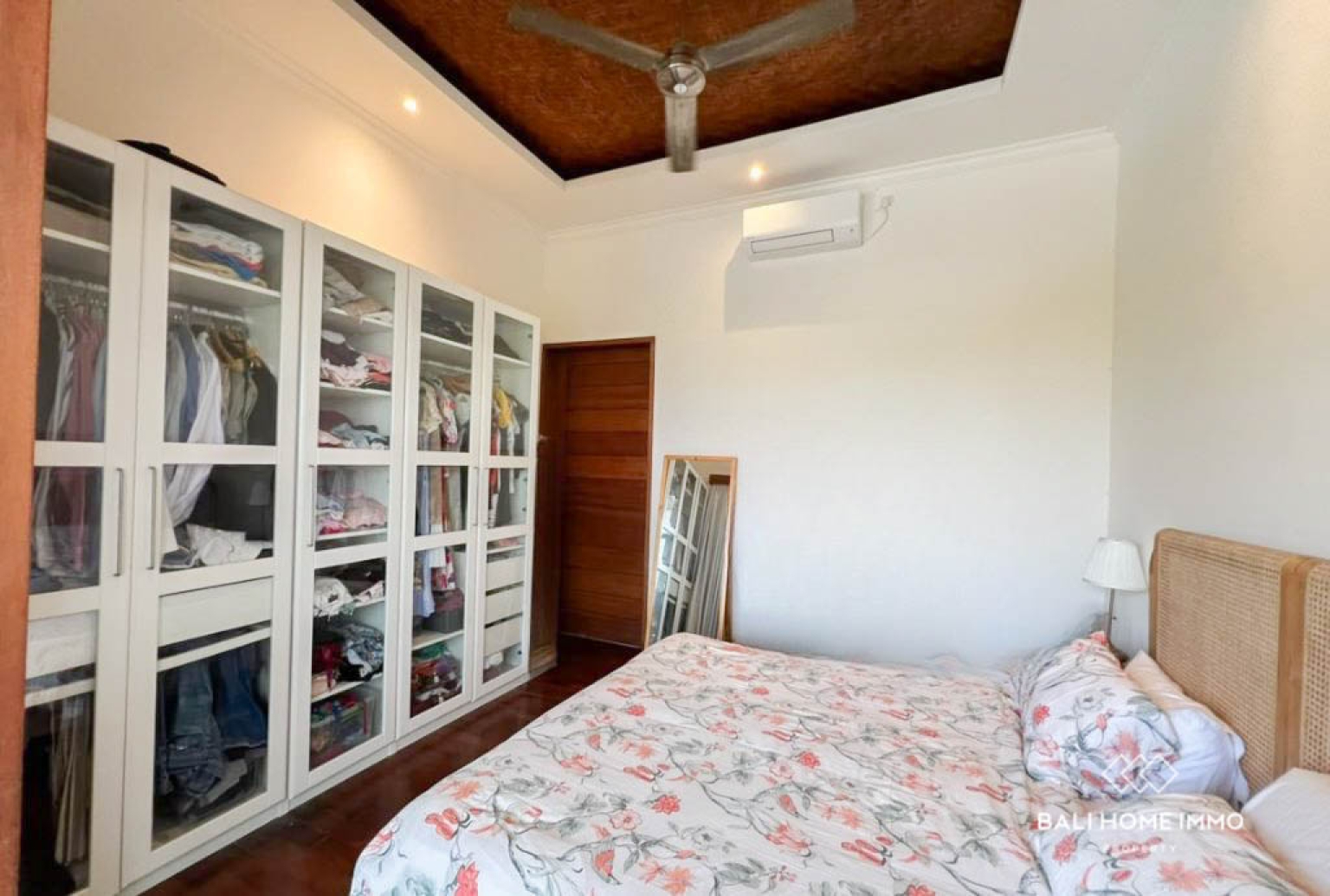 Spacious 5-Bedroom Family Villa with Office and Large Garden for Rent in Berawa view 6