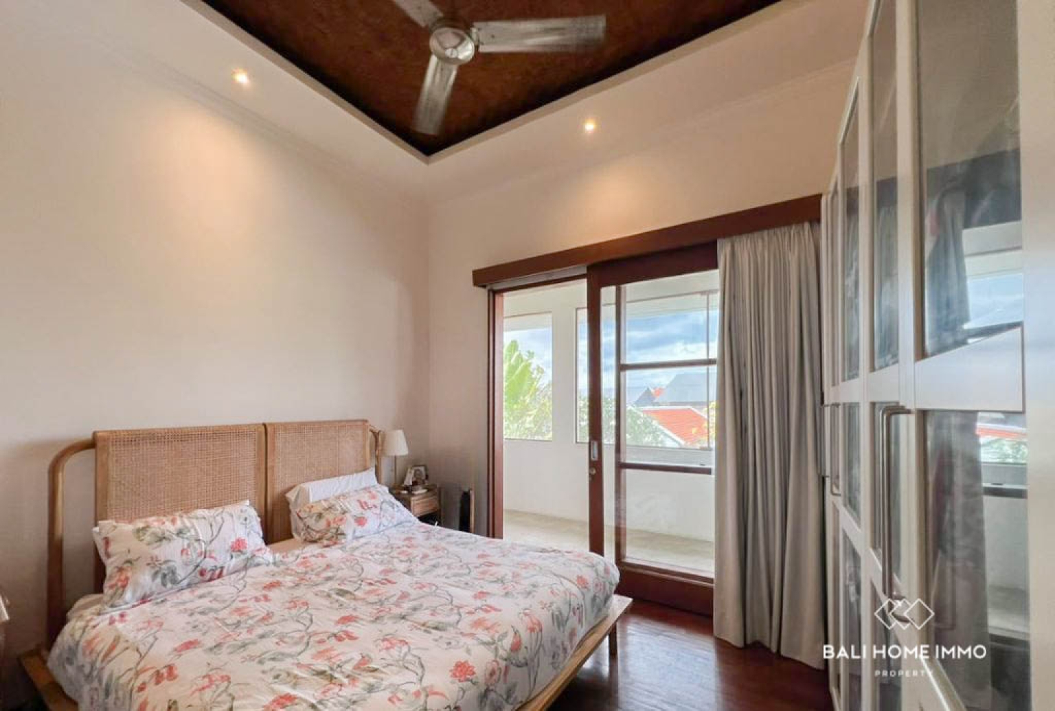 Spacious 5-Bedroom Family Villa with Office and Large Garden for Rent in Berawa view 5