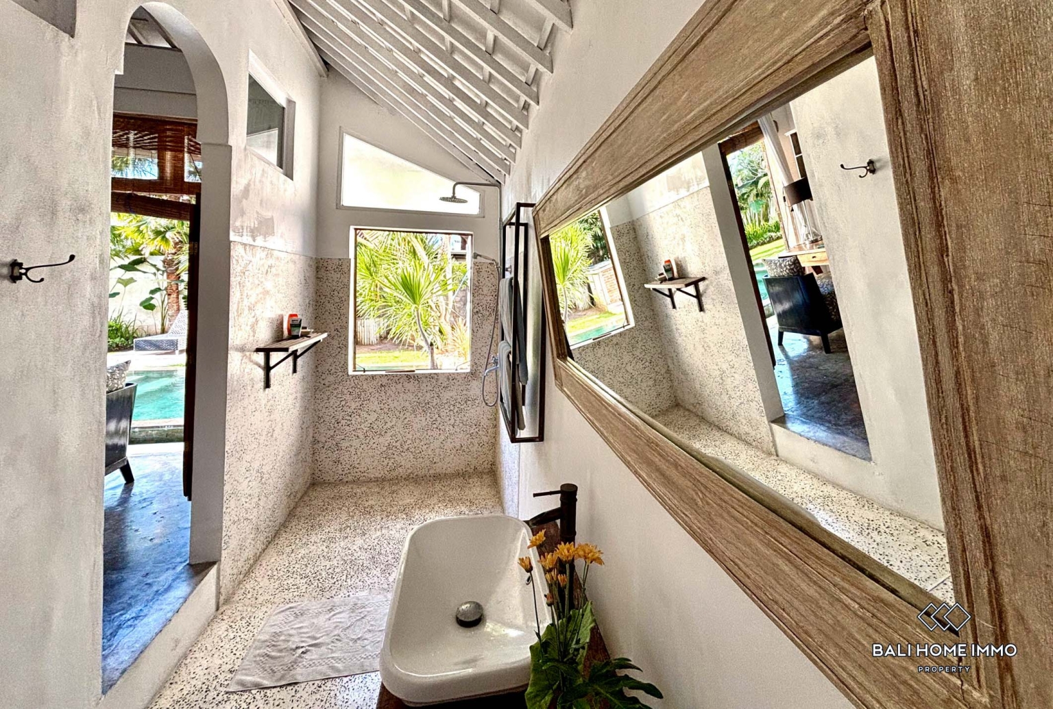 Spacious 3 Bedrooms villa for yearly rental in Bali Canggu Echo beach view 12