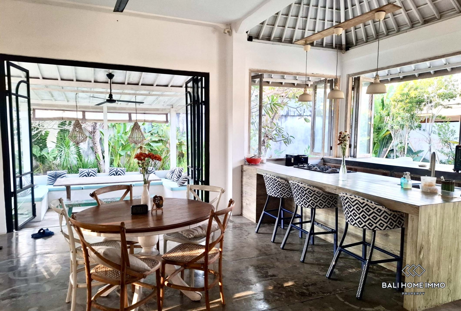 Spacious 3 Bedrooms villa for yearly rental in Bali Canggu Echo beach view 5