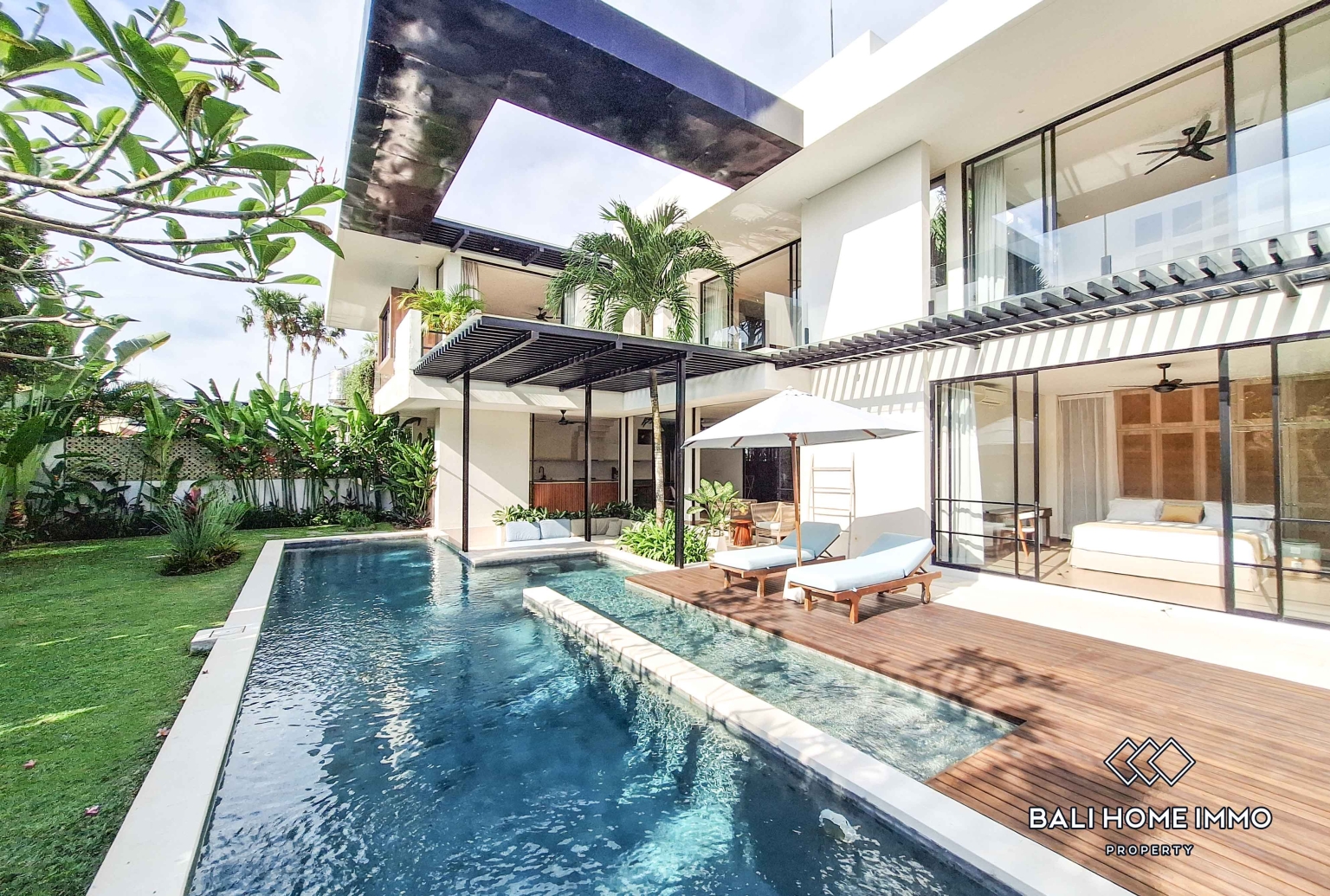 Spacious 4 Bedroom Family Villa for Sale and Rent in Canggu Residential Side view 19