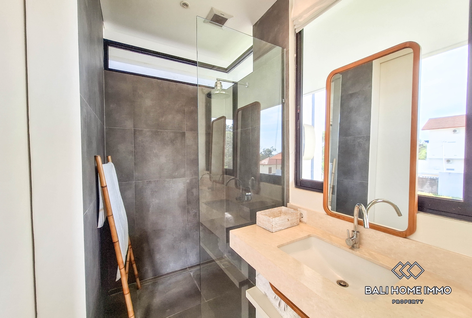Spacious 4 Bedroom Family Villa for Sale and Rent in Canggu Residential Side view 17