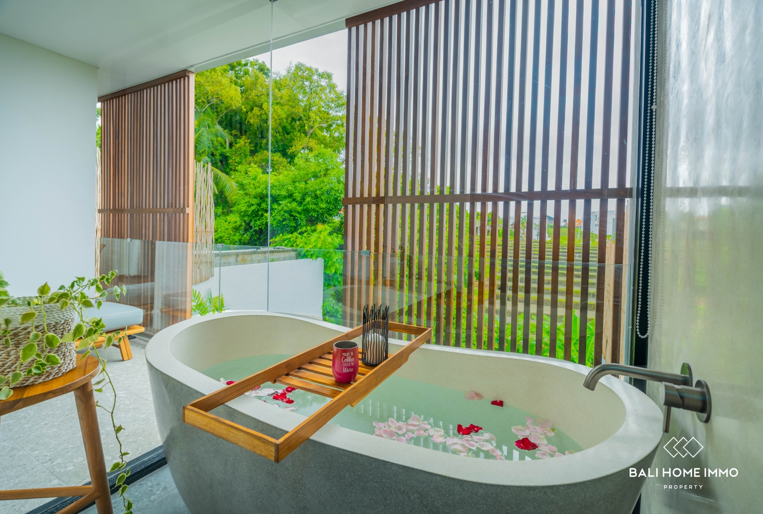 Spacious 4-Bedroom Rice Field View Villa for Rent and Sale in Pererenan view 12
