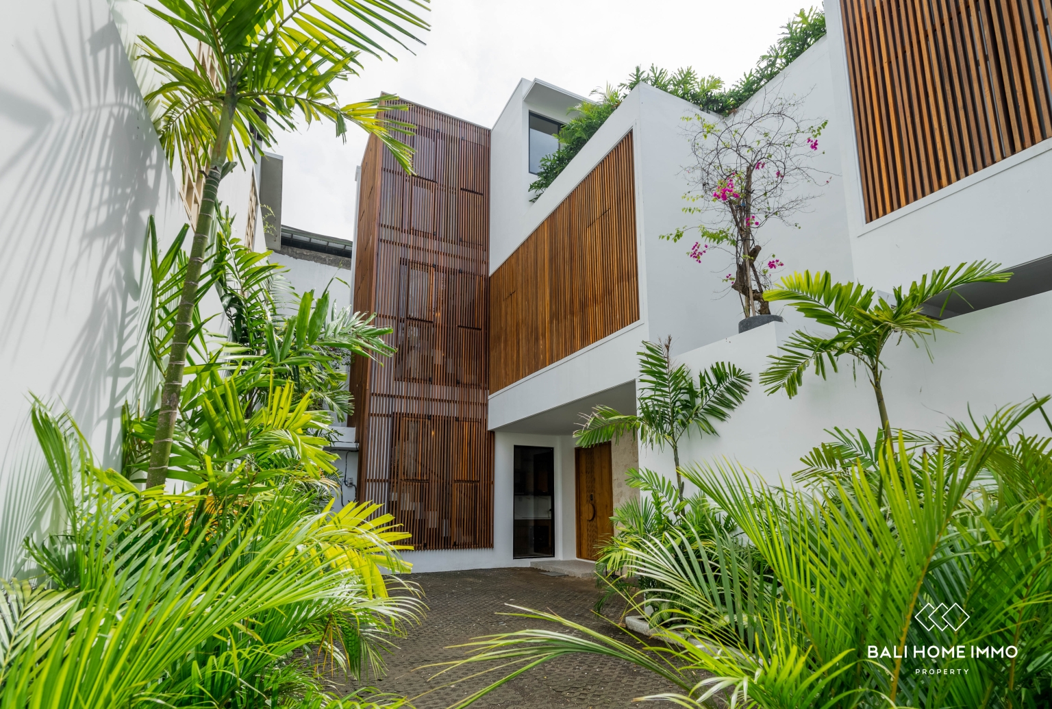 Spacious 4-Bedroom Rice Field View Villa for Rent and Sale in Pererenan view 17
