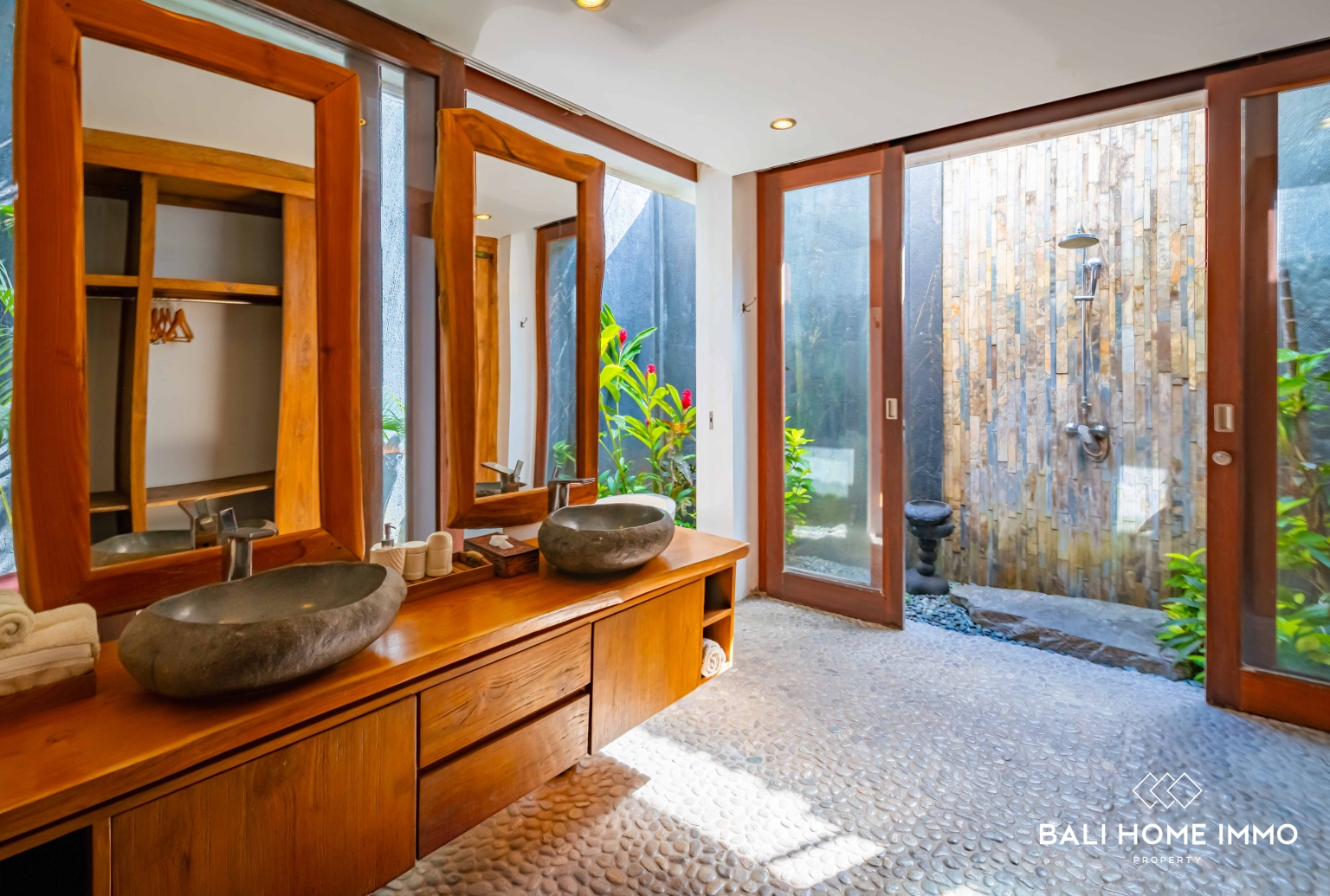 Spacious 4 Bedroom Tropical Estate For sale and rent Within Walking Distance to Jimbaran Beach view 19