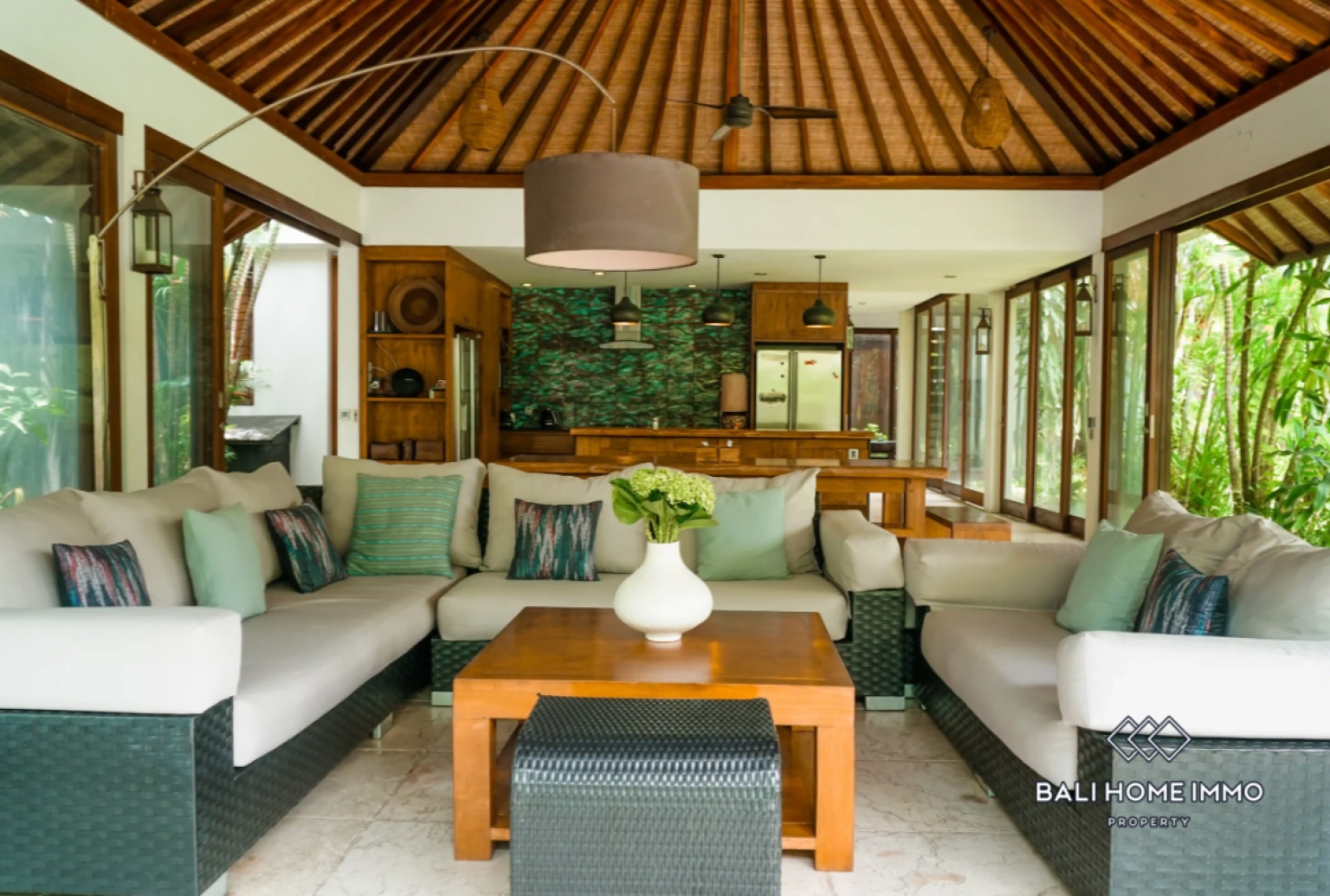 Spacieuse propriété tropicale de 4 chambres à vendre à quelques pas de la plage de Jimbaran view 7