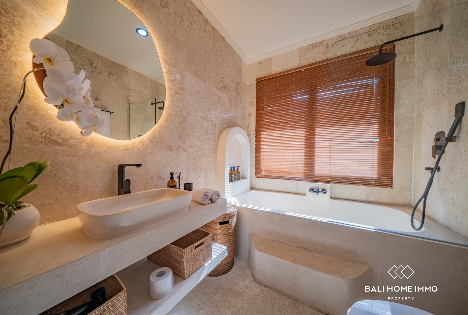 Spacious 4 Bedroom Villa for Freehold Sale in Berawa Bali view 22