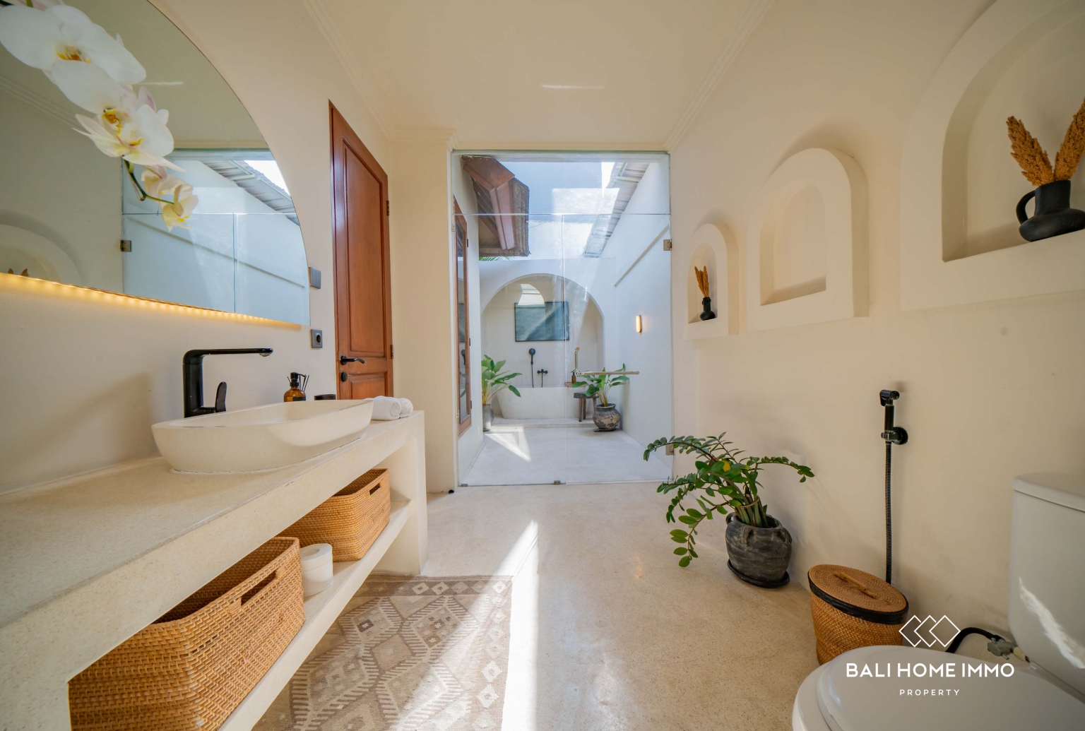 Spacious 4 Bedroom Villa for Freehold Sale in Berawa Bali view 24