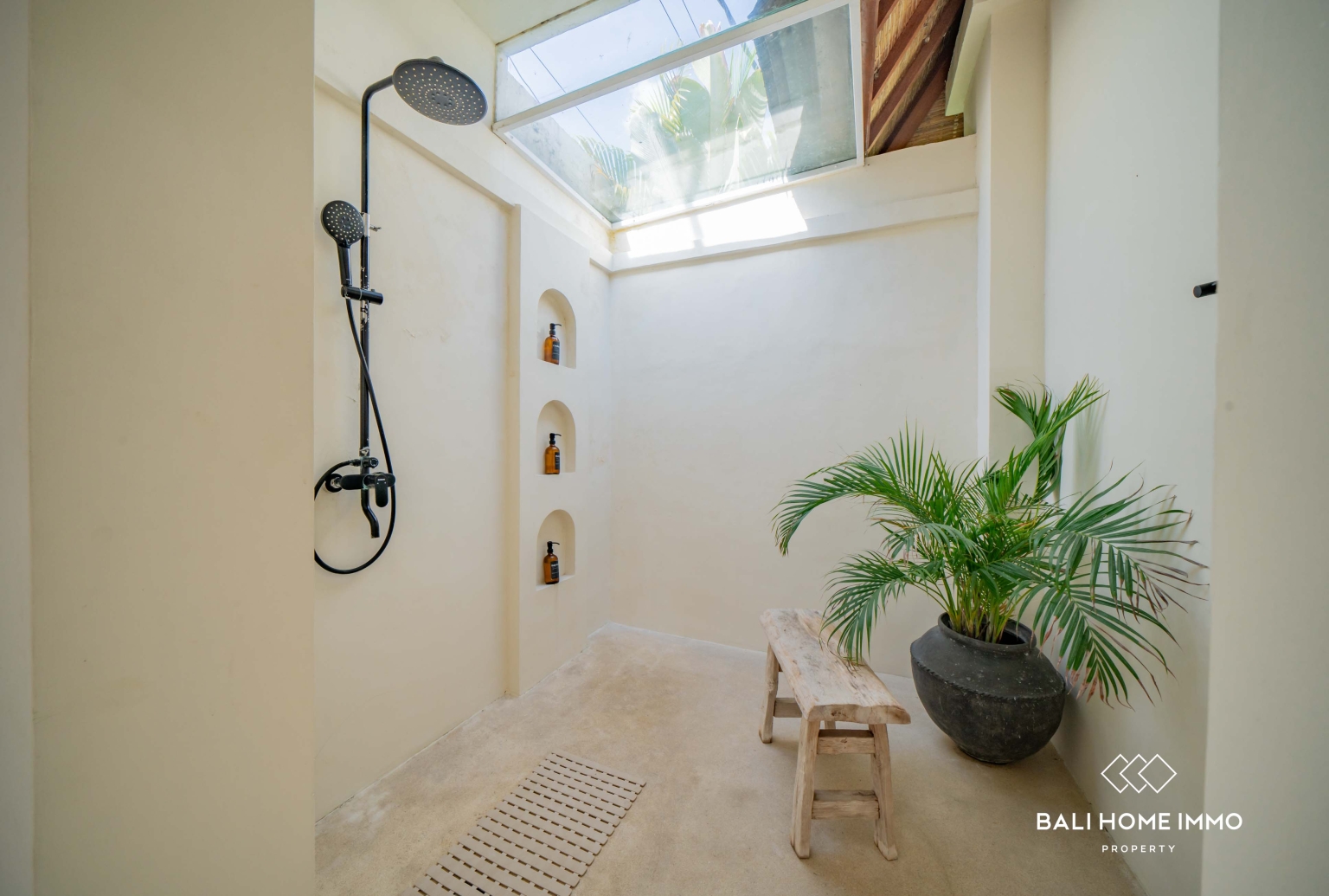 Spacious 4 Bedroom Villa for Freehold Sale in Berawa Bali view 27