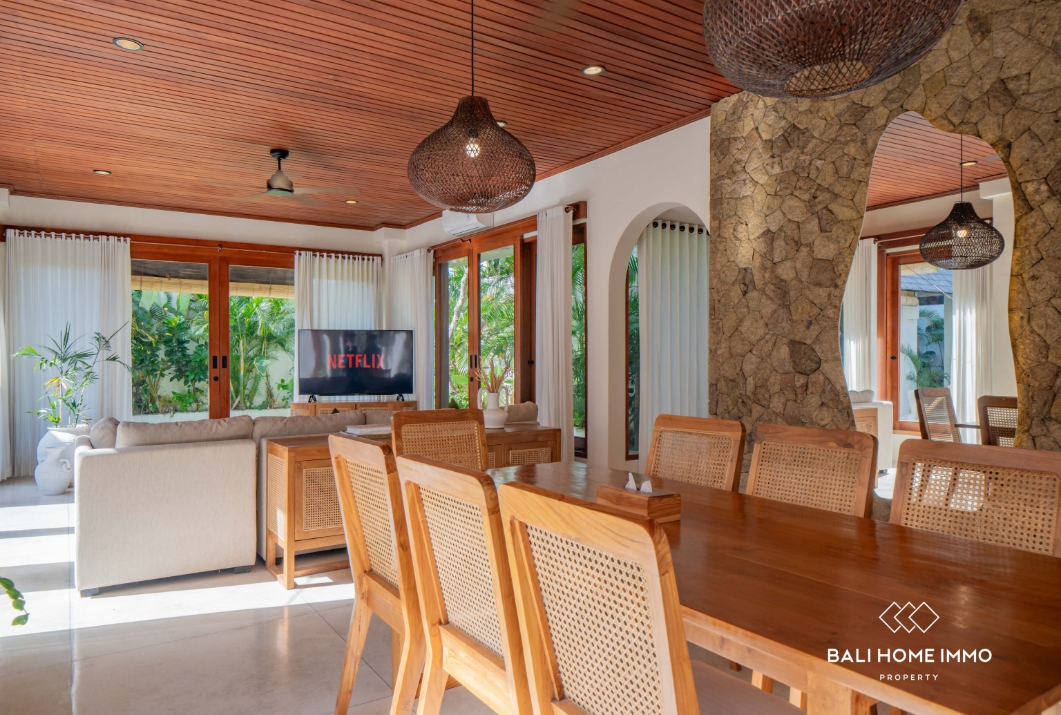 Spacious 4 Bedroom Villa for Freehold Sale in Berawa Bali view 8