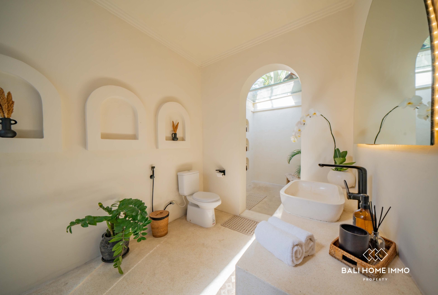 Spacious 4 Bedroom Villa for Freehold Sale in Berawa Bali view 25