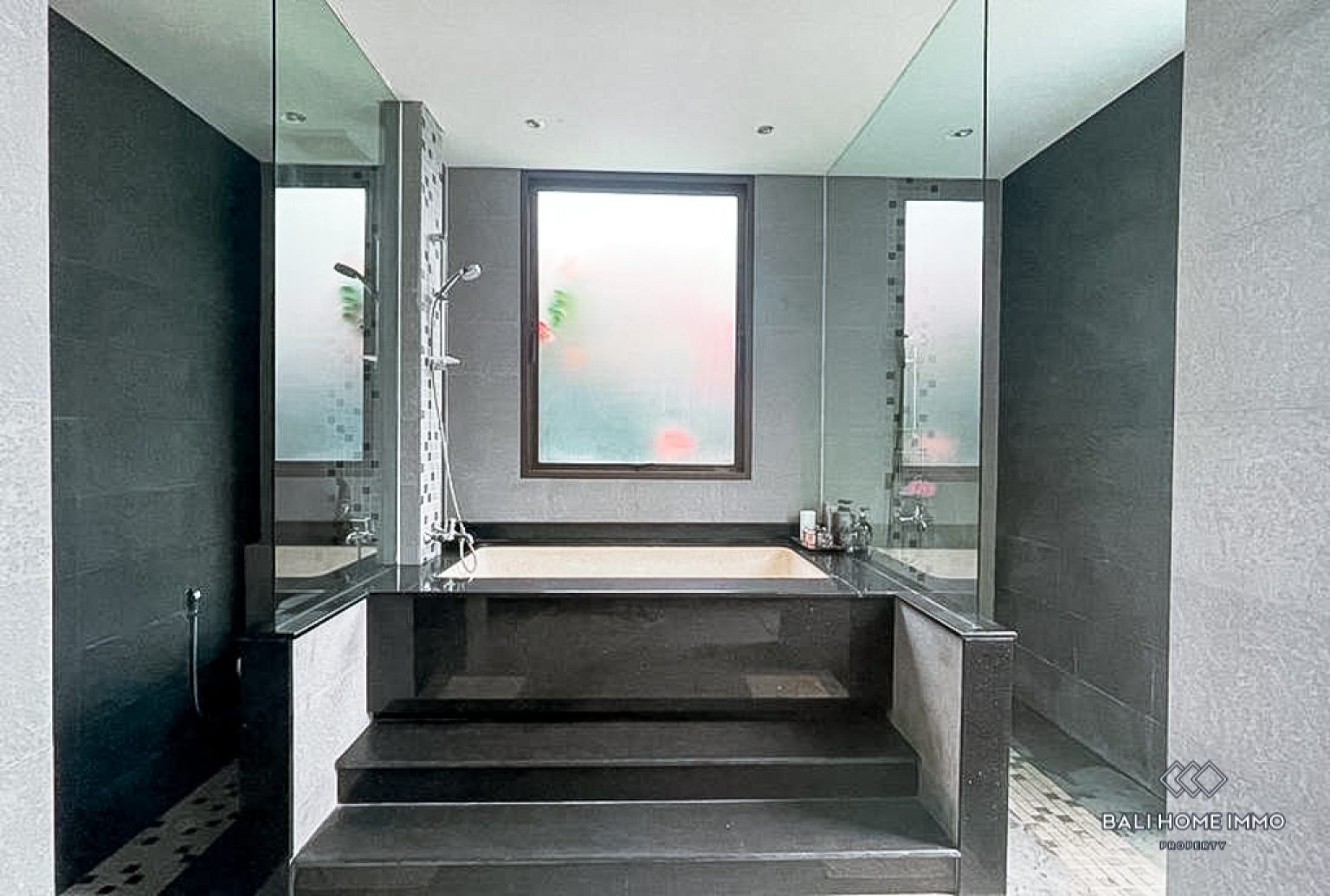 Spacious 4 bedroom villa for rent in Nyanyi Bali view 9