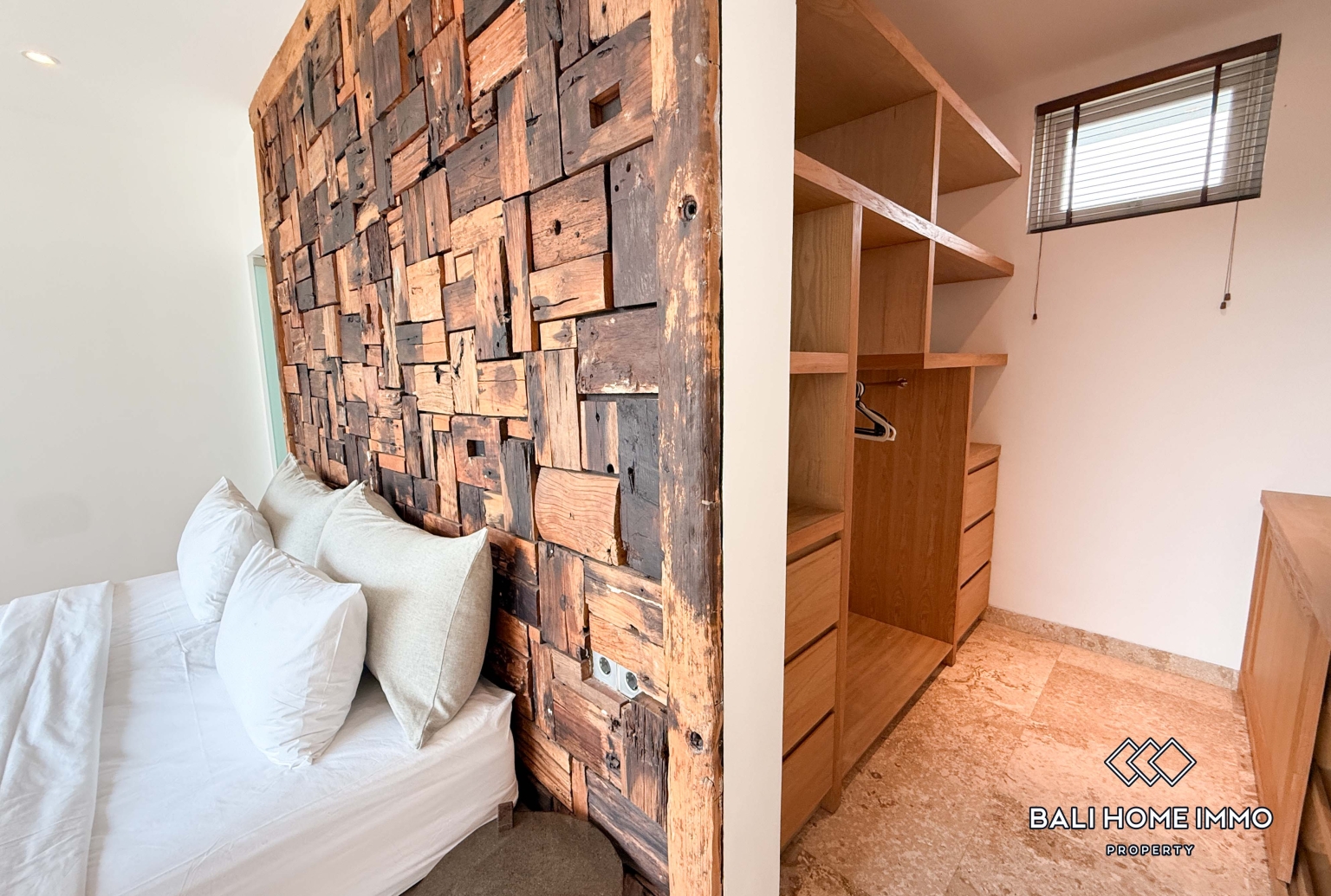 Spacious 5 Bedroom Family Villa For Rent in Canggu Residential Side view 9
