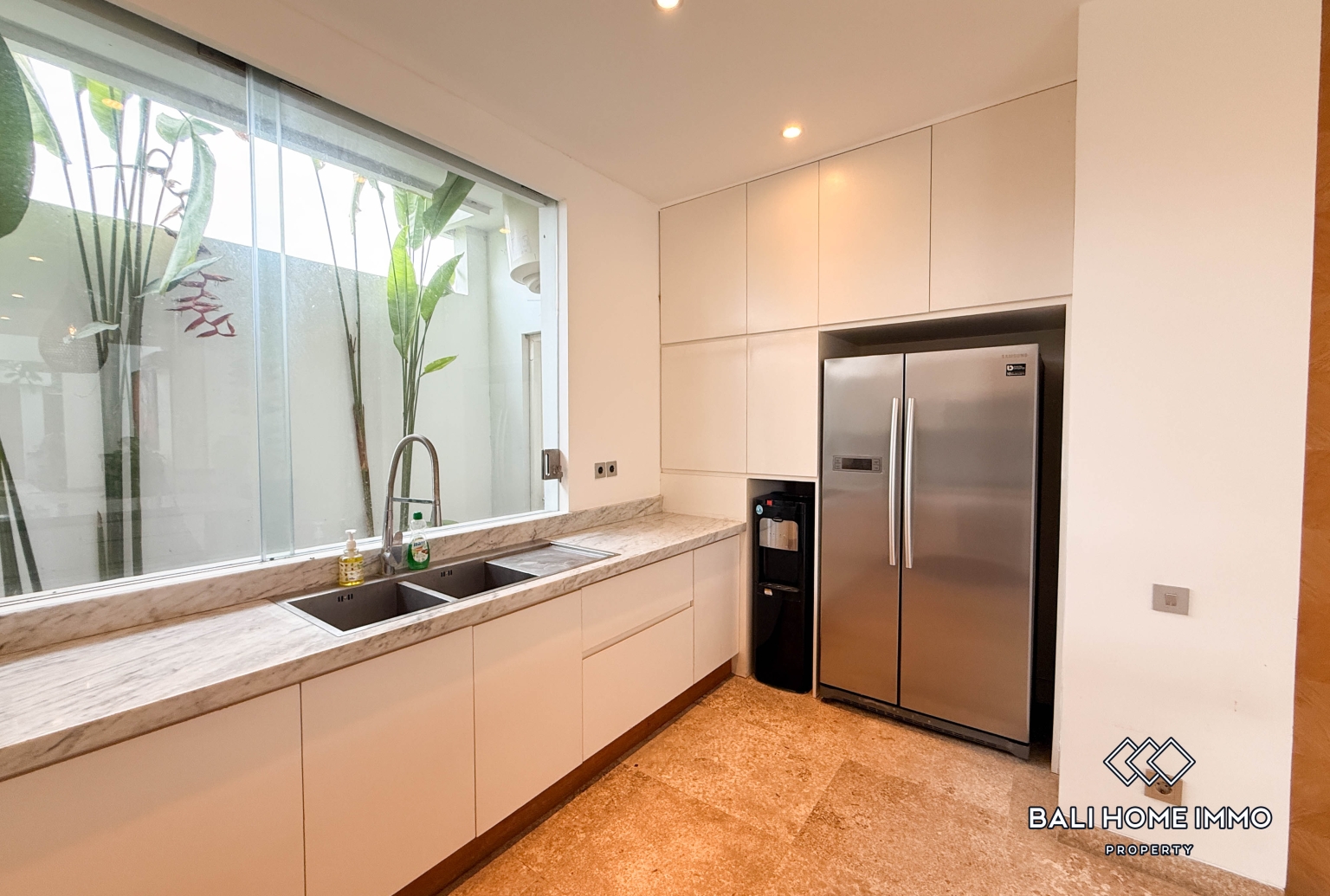 Spacious 5 Bedroom Family Villa For Rent in Canggu Residential Side view 7