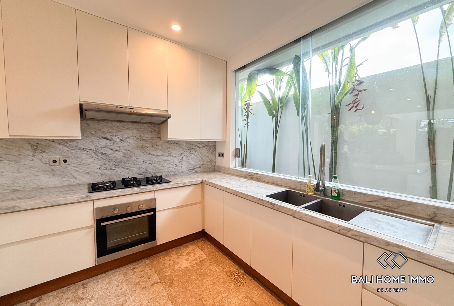 Spacious 5 Bedroom Family Villa For Rent in Canggu Residential Side view 6