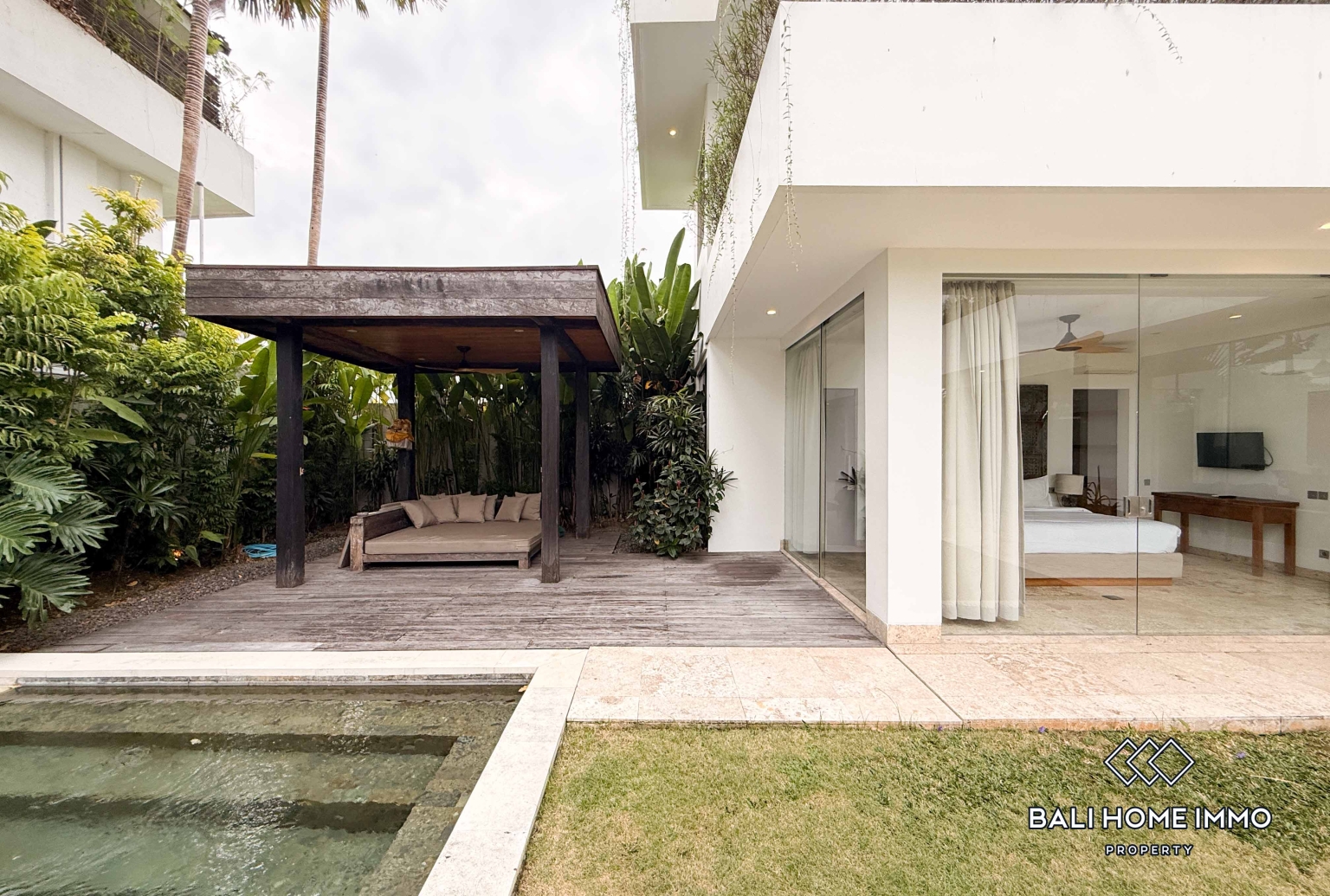 Spacious 5 Bedroom Family Villa For Rent in Canggu Residential Side view 28