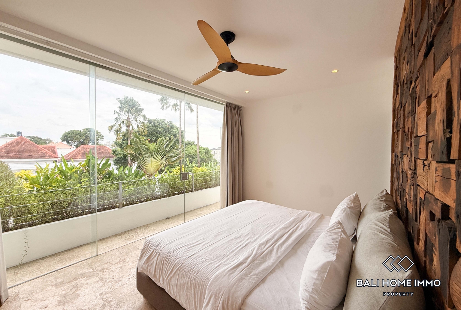Spacious 5 Bedroom Family Villa For Rent in Canggu Residential Side view 8