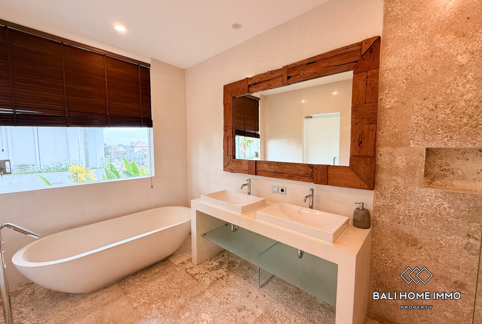 Spacious 5 Bedroom Family Villa For Rent in Canggu Residential Side view 18