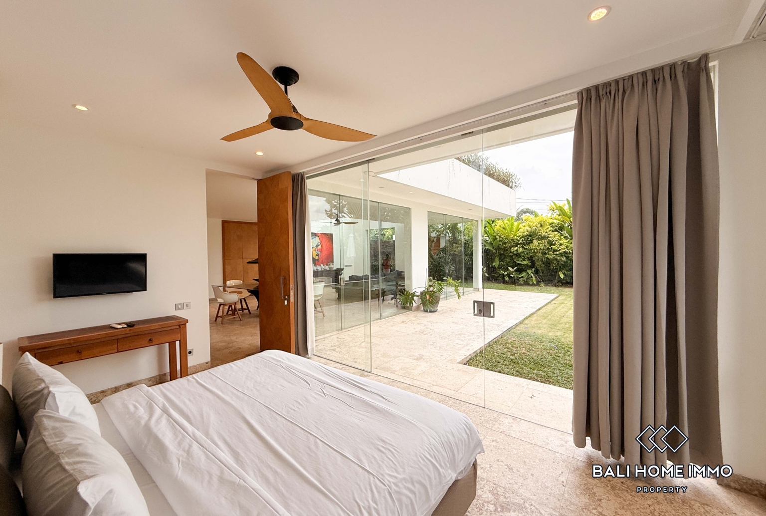 Spacious 5 Bedroom Family Villa For Rent in Canggu Residential Side view 10