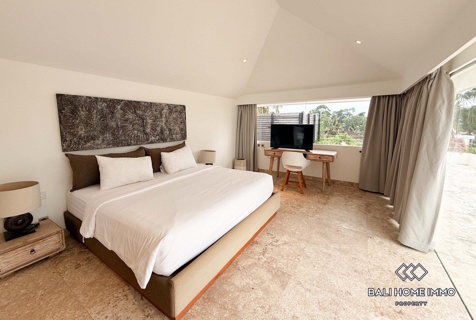Spacious 5 Bedroom Family Villa For Rent in Canggu Residential Side view 13