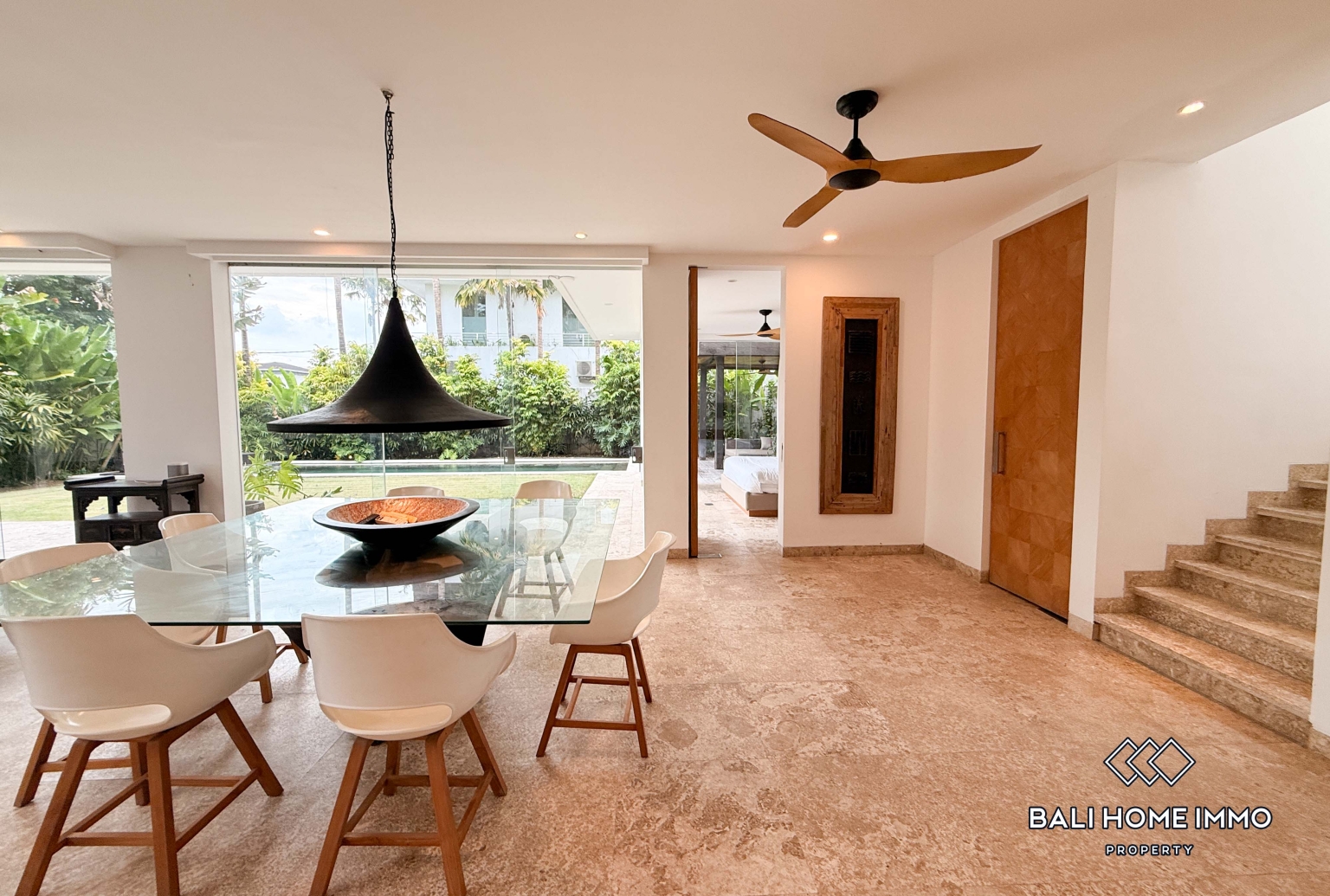 Spacious 5 Bedroom Family Villa For Rent in Canggu Residential Side view 4