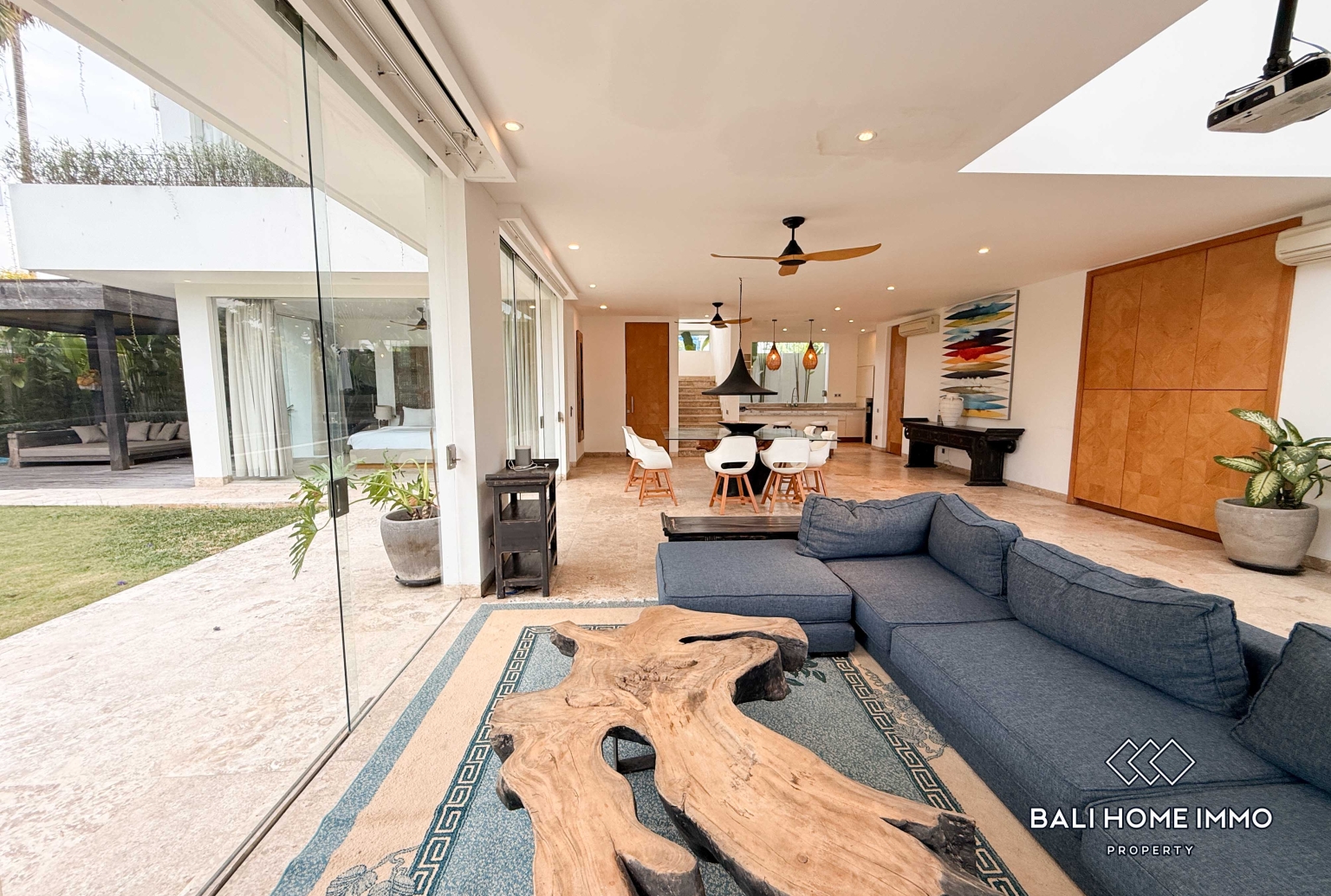 Spacious 5 Bedroom Family Villa For Rent in Canggu Residential Side view 2