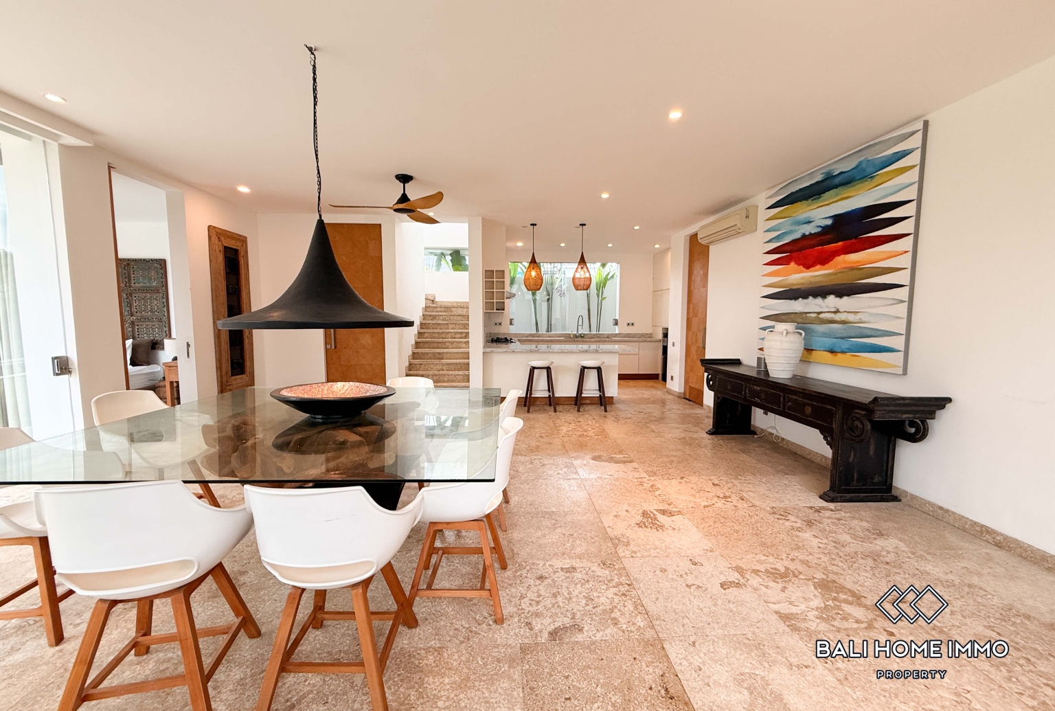 Spacious 5 Bedroom Family Villa For Rent in Canggu Residential Side view 3