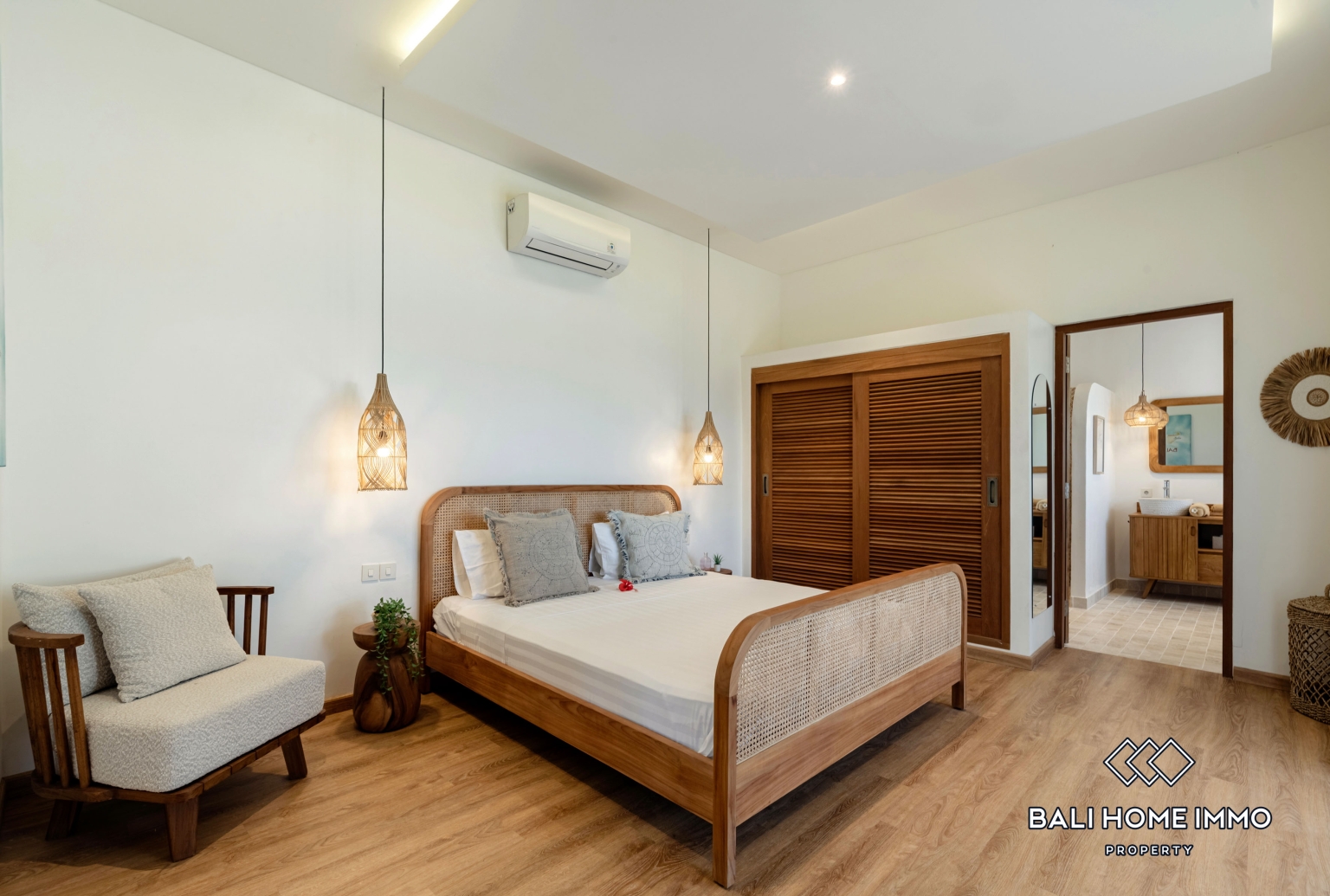 Spacious 5 Bedroom Family Villa for Rent in Kedungu view 11