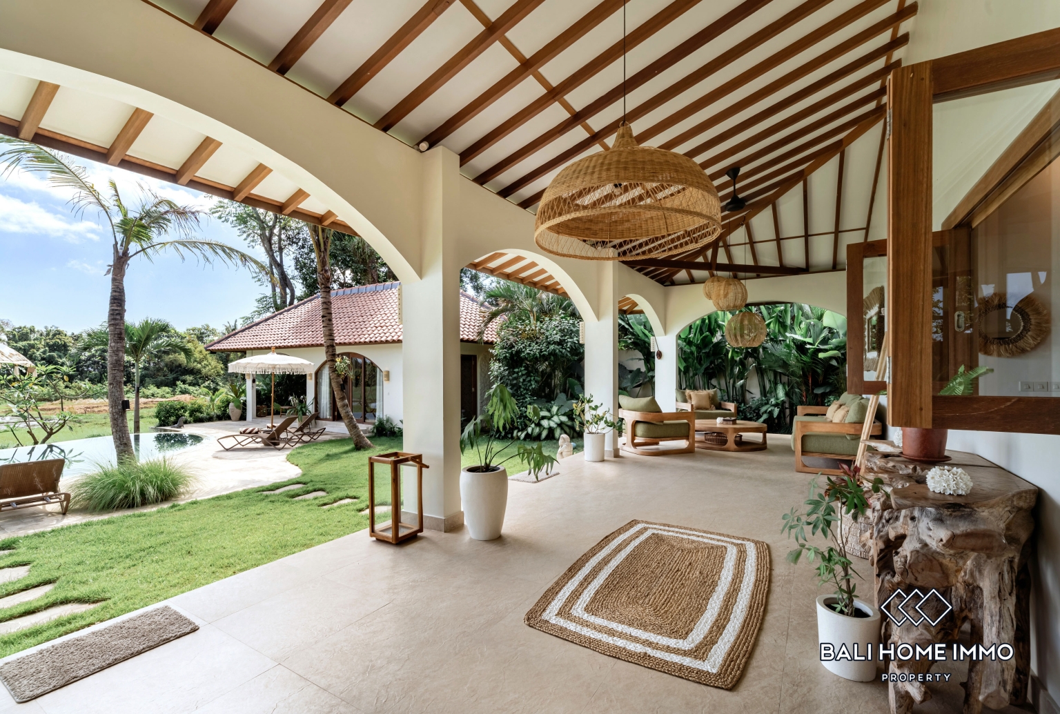 Spacious 5 Bedroom Family Villa for Rent in Kedungu view 3