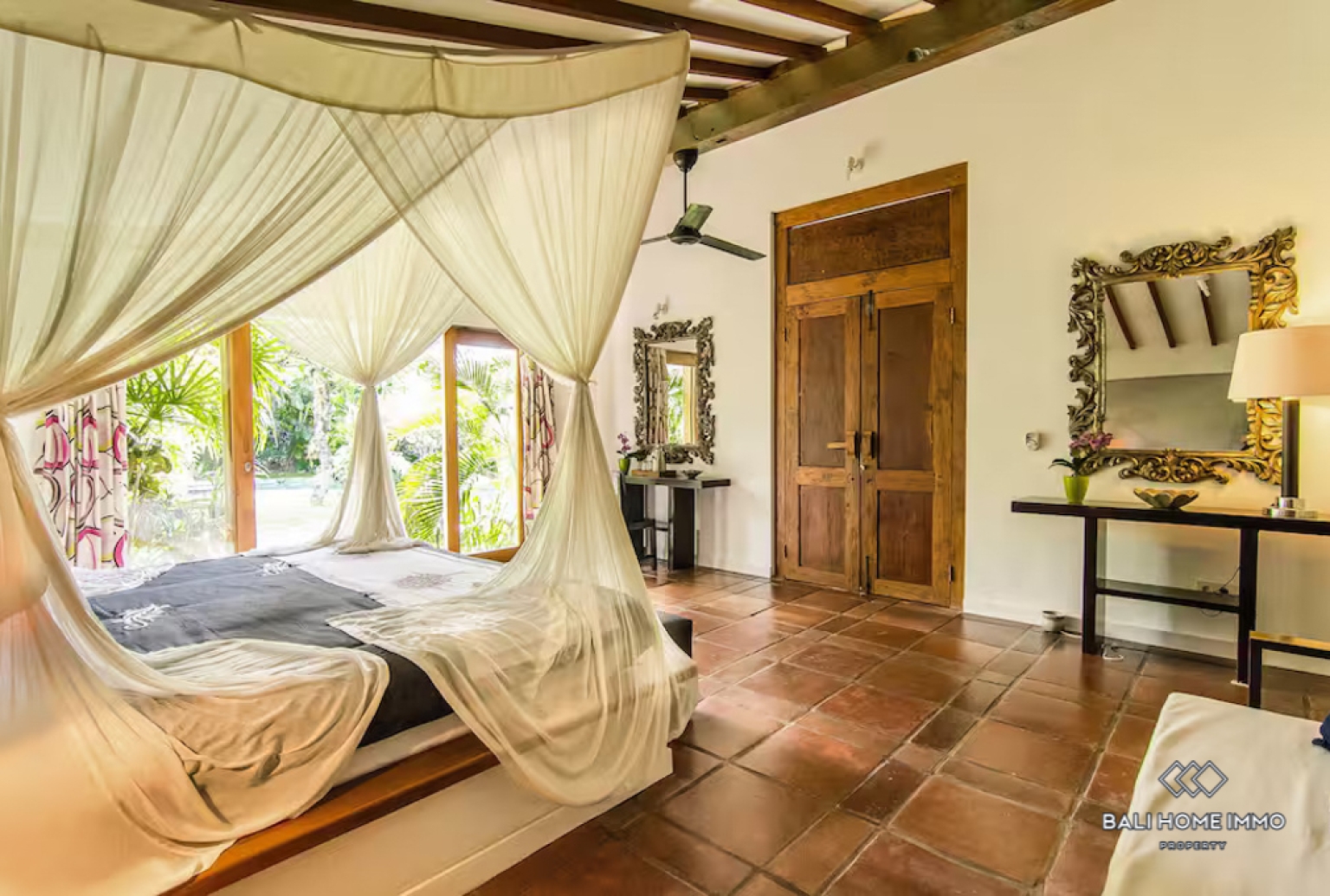 Spacious 5 Bedroom Villa for Sale Leasehold in Bali Seminyak Beachside and Center view 13