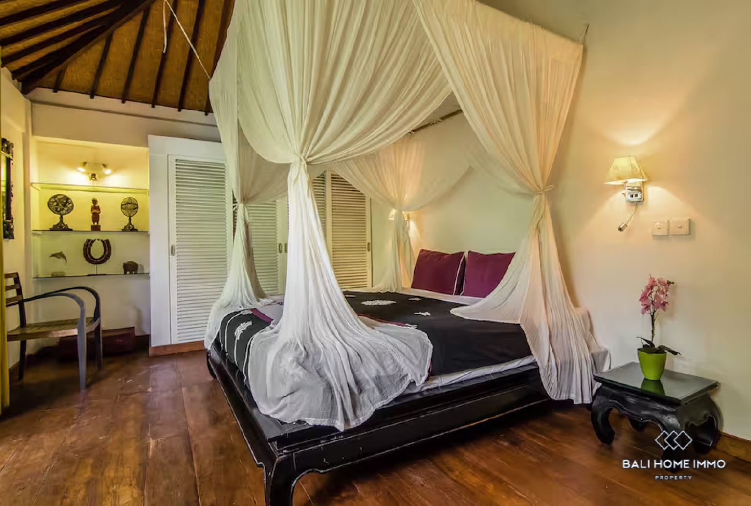 Spacious 5 Bedroom Villa for Sale Leasehold in Bali Seminyak Beachside and Center view 11