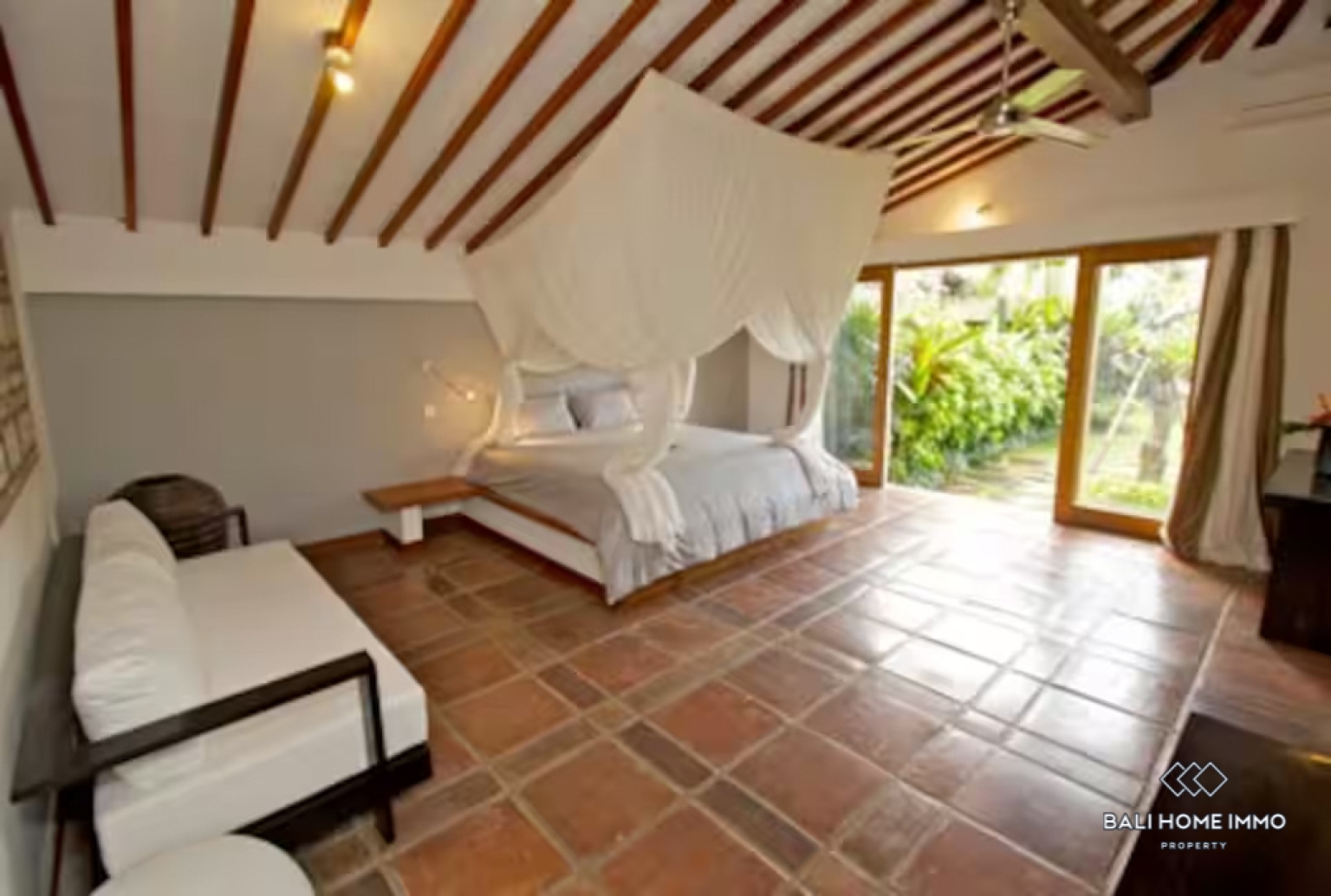 Spacious 5 Bedroom Villa for Sale Leasehold in Bali Seminyak Beachside and Center view 17