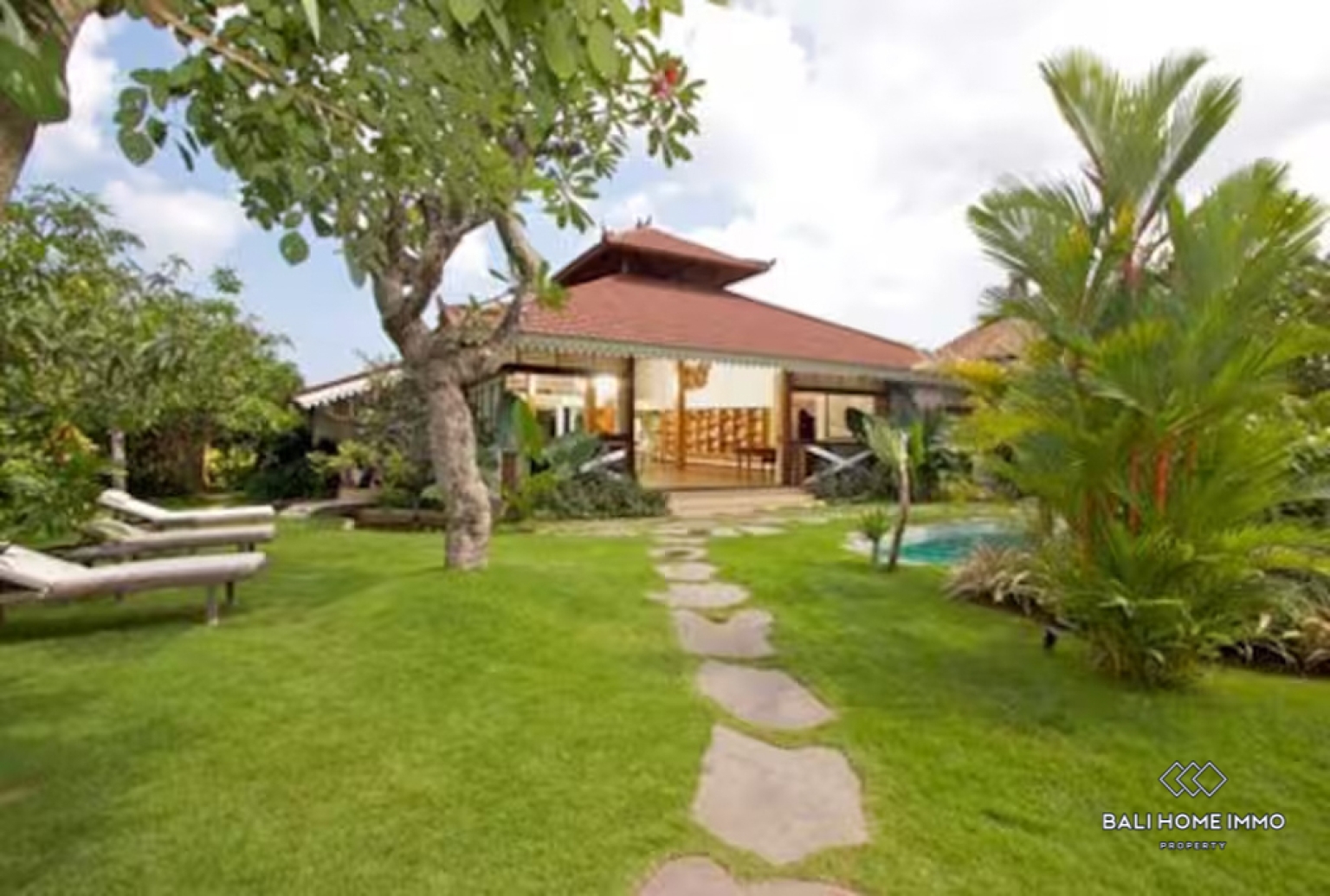 Spacious 5 Bedroom Villa for Sale Leasehold in Bali Seminyak Beachside and Center view 20
