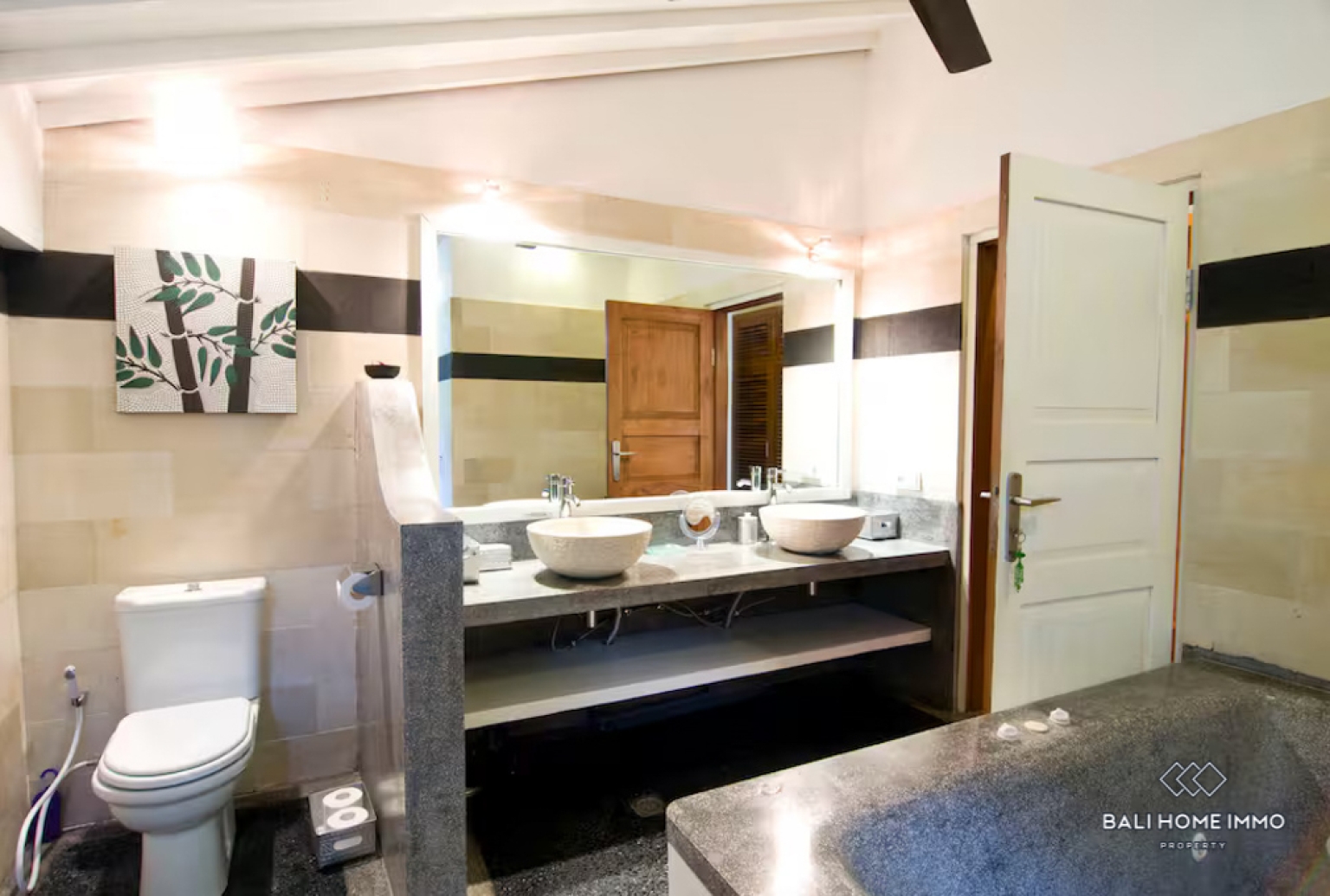 Spacious 5 Bedroom Villa for Sale Leasehold in Bali Seminyak Beachside and Center view 18